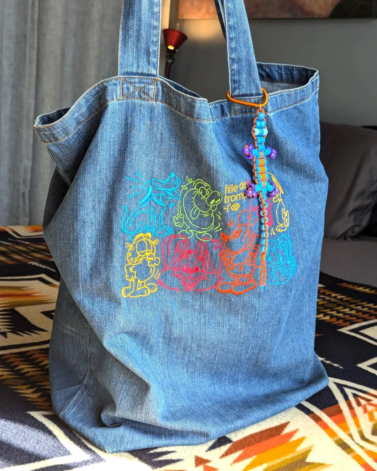 Il y a quelques mois, j&rsquo;ai re&ccedil;u l&rsquo;&eacute;chantillon de broderie pour mon sac fourre-tout ultra confortable (= gros sac mou) en denim bio avec une broderie de 5 couleurs des personnages de ma s&eacute;rie Souffle du pass&eacute; 🛍