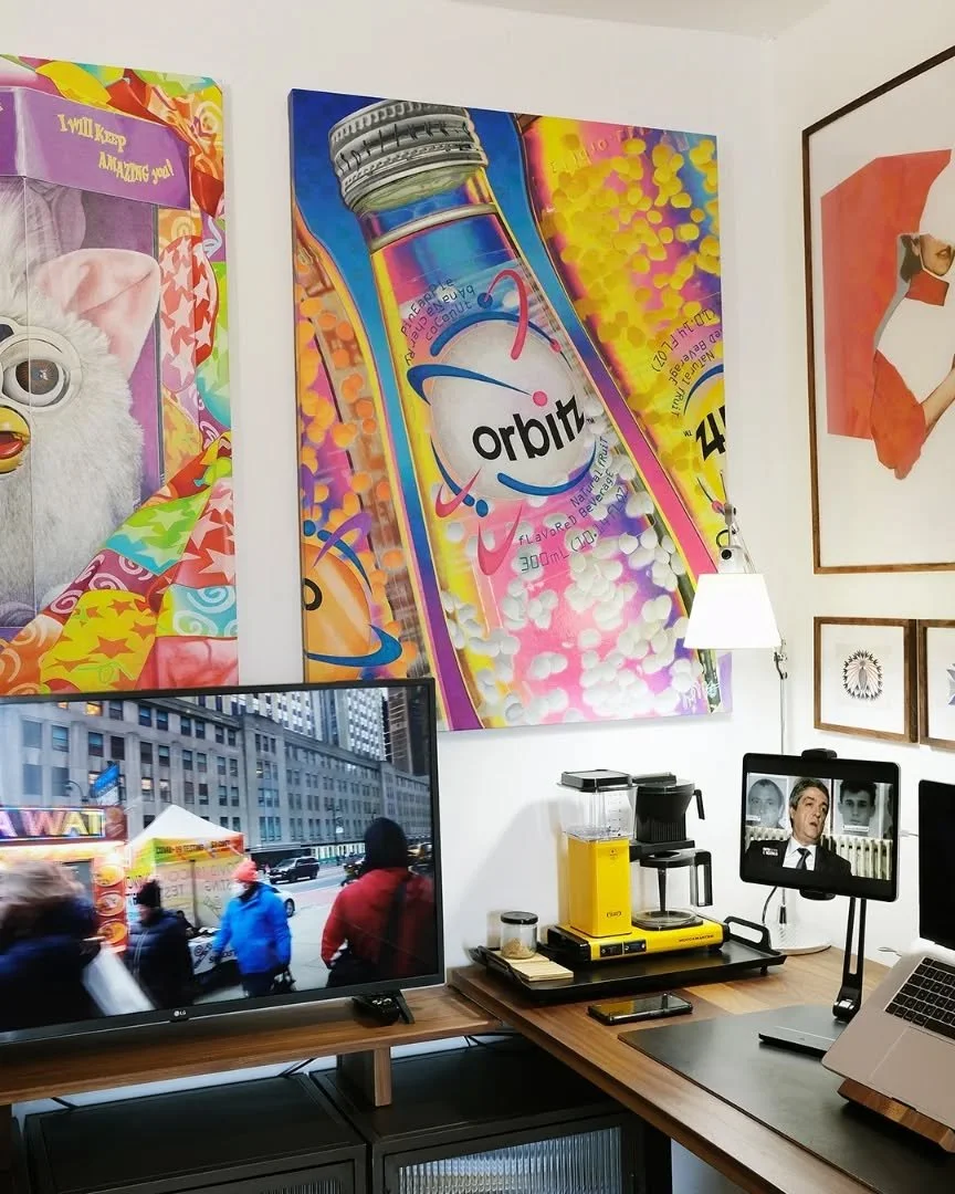 Tellement de lampes, mais jamais assez de lumi&egrave;re! J&rsquo;ai accroch&eacute; les deux grandes toiles de ma s&eacute;rie Nostalgie 90 sur le mur blanc de mon atelier, l&rsquo;endroit id&eacute;al pour que je puisse les appr&eacute;cier &agrave