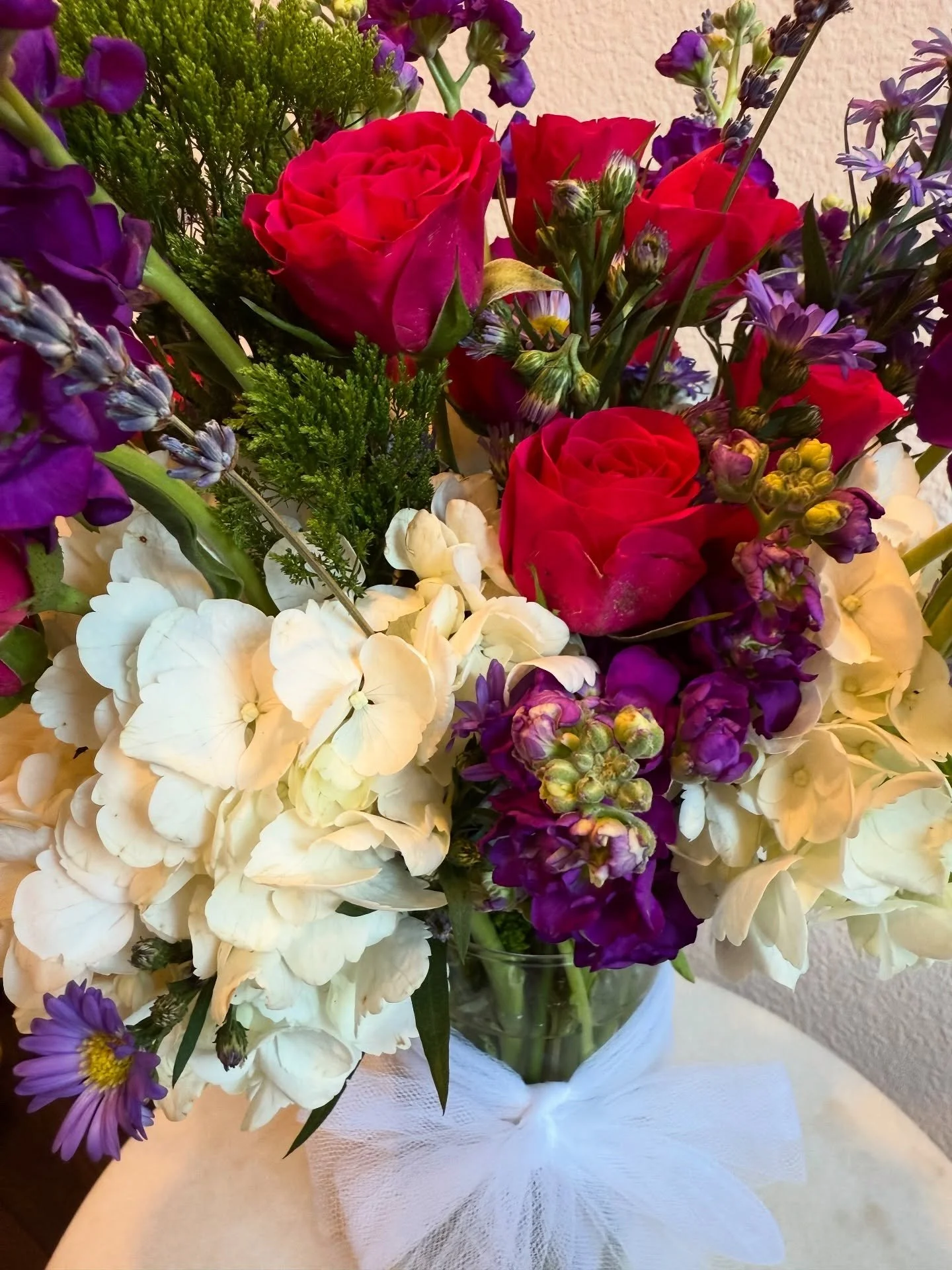 Flowers don&rsquo;t buy themselves&hellip; but lucky for you, we deliver 😏💐

#hazybabyfloral #flowerdelivery #westlakevillage #westlakevillageflorist #flowersofinstagram