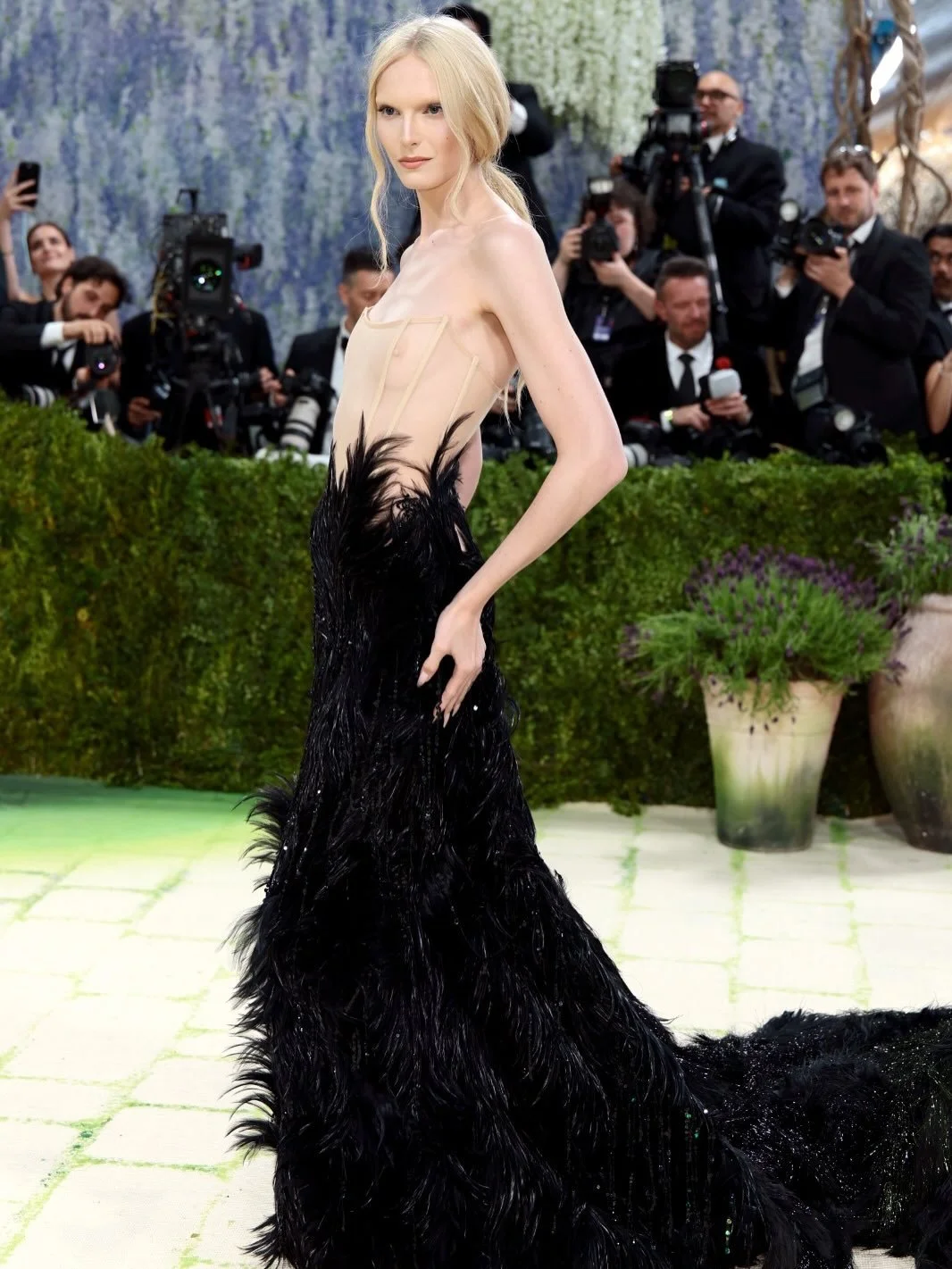 #nailsbydawnsterling | @nailglam | @alexconsani | @metmuseum | @voguemagazine | @_e.d.m.a

Alex Consani for Met Gala 2026