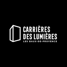 Logo de 'Carrières des Lumières' avec une illustration d'une porte stylisée, texte en blanc sur fond noir.