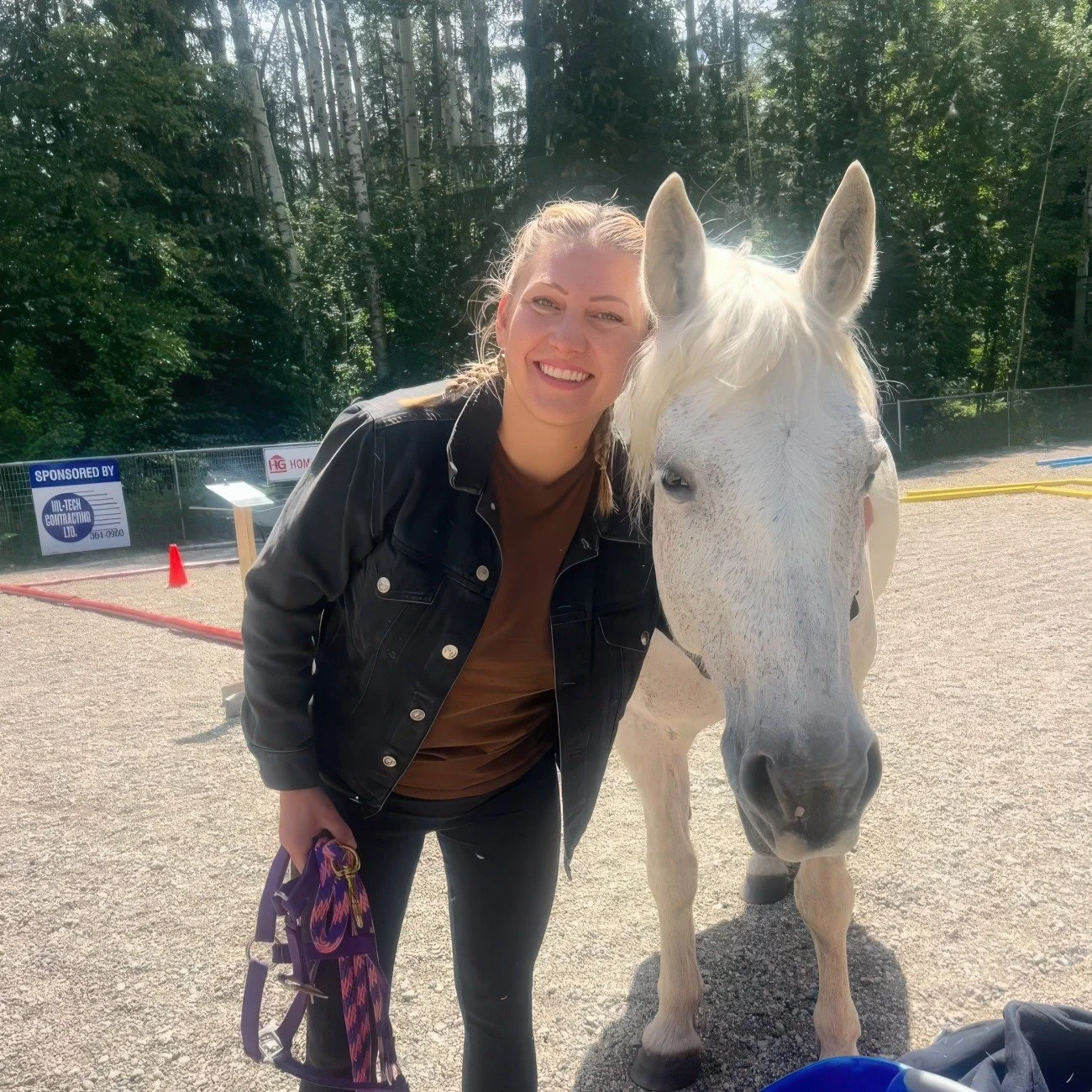 This photo says it all 🥰🙏🐴
It was a pleasure to have you with us @niklangille 

~ Leah and Stacey @right.through.it 

#littleoasiseal #ealintrail #trailbc #funwithhorses #adulteal #adultealaprograms