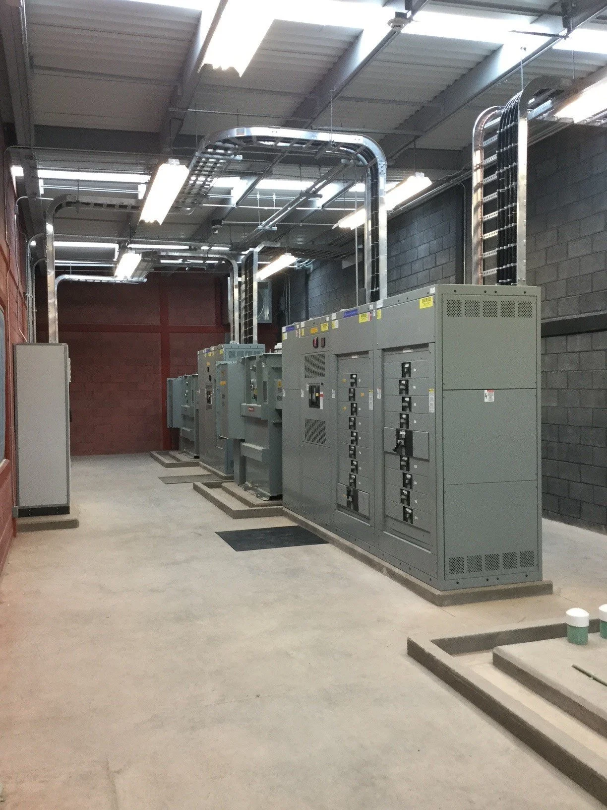 Cuarto Elec Koyo Tableros transf bancos capacitores.jpg