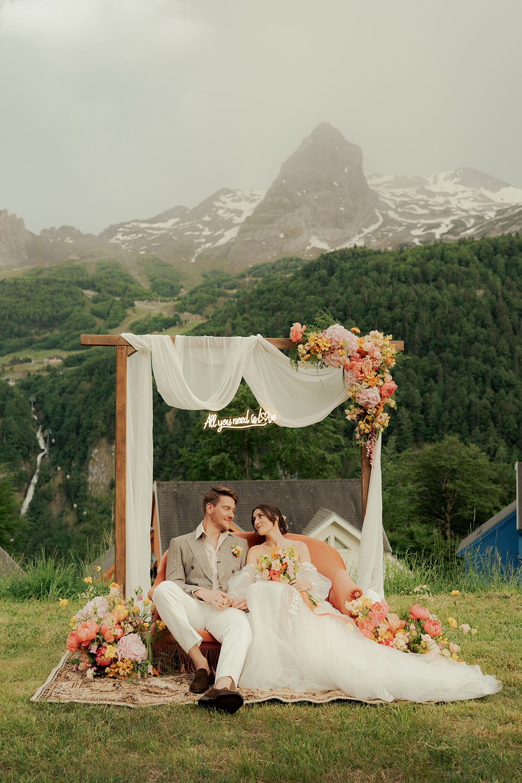 Un mariage coloré et solaire inspiré d'une garden party au pied des Pyrénées