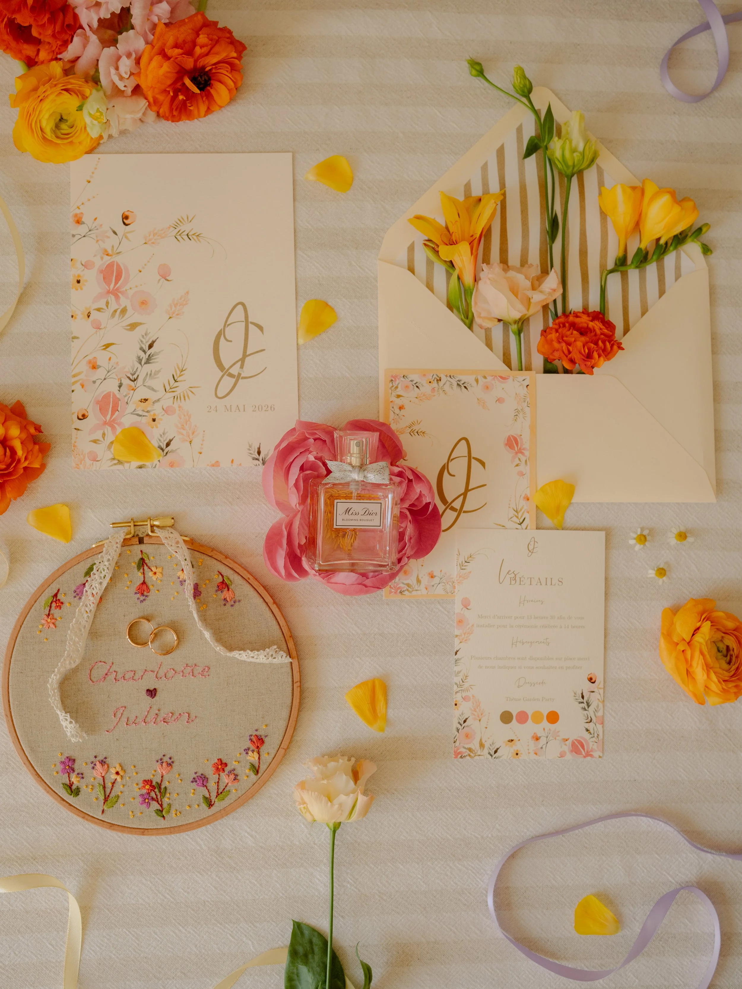 flatlay mariage faire part save the date détails enveloppe avec doublure thème garden party printemps aquarelle