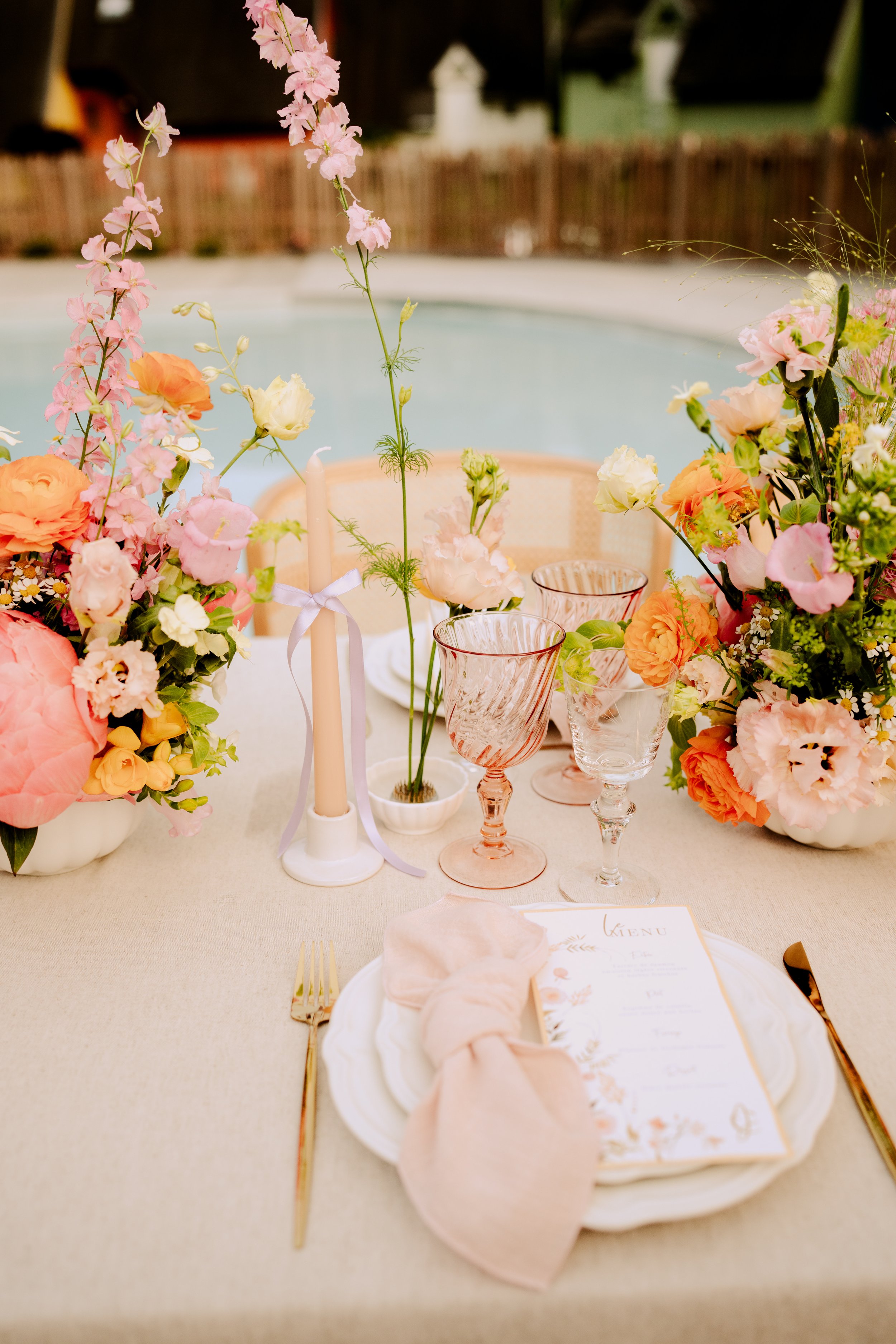 Table mariage avec menu assortie à la décoration florale
