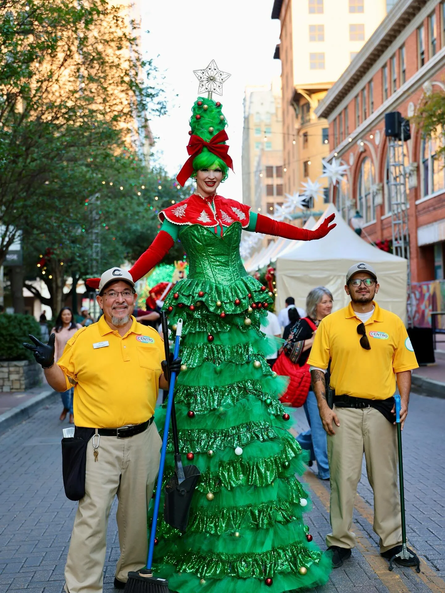 Big s/o to our amazing Ambassadors for keeping Houston Street clean and safe for Holidays on Houston market weekend!