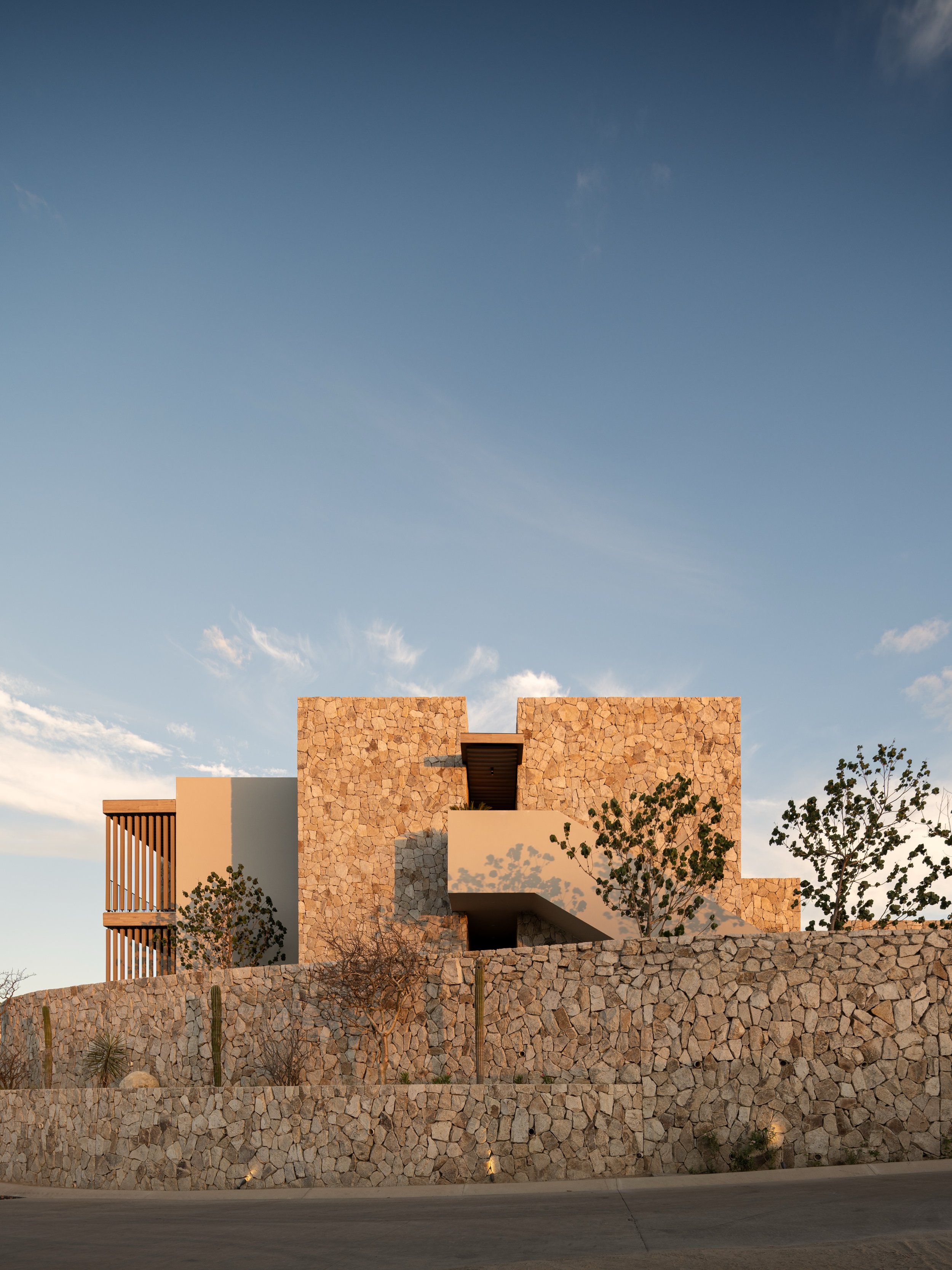 el valle | a desertic settlement of mass, stone and silence | photos: @cesarbelio