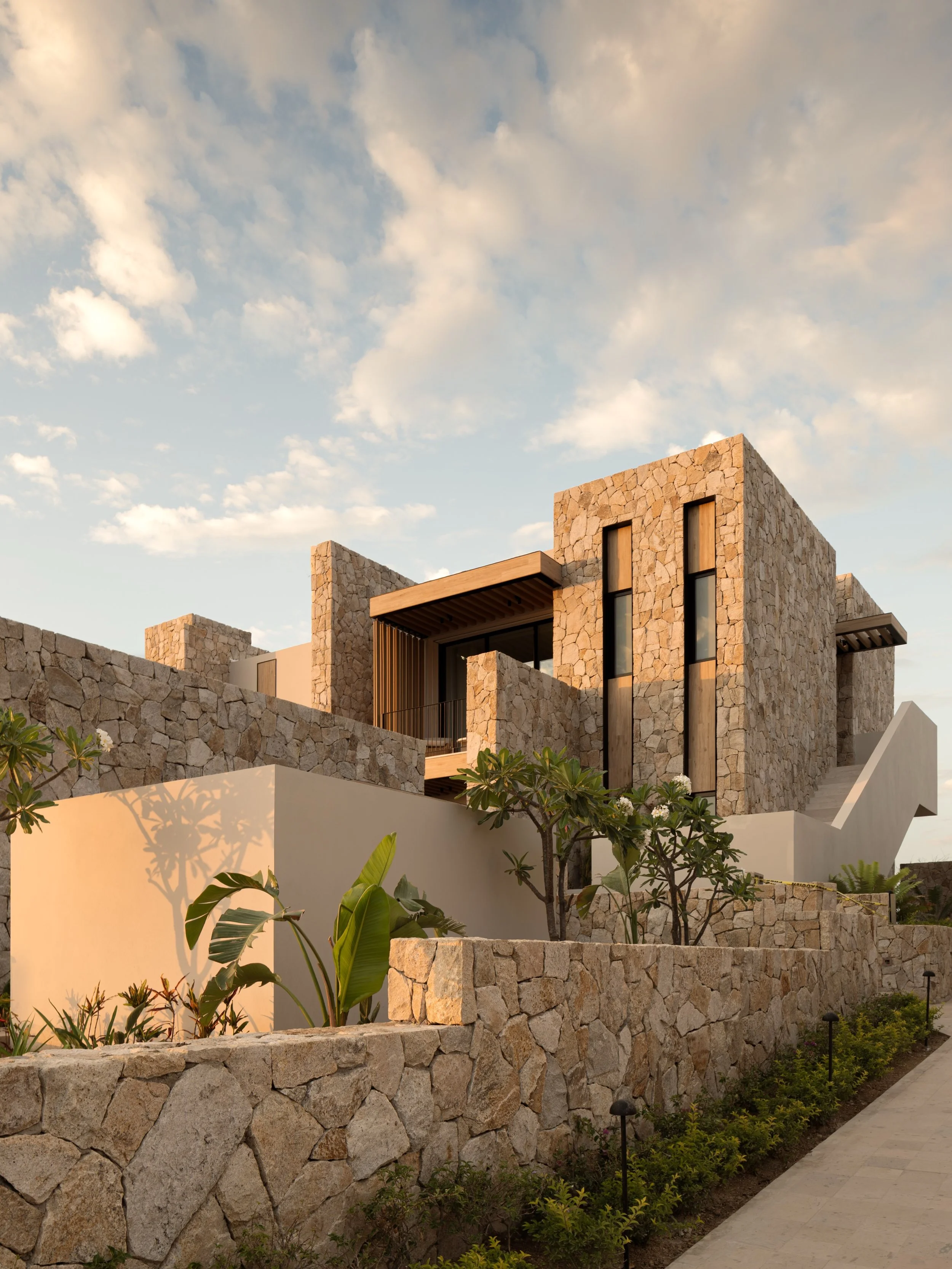 el valle | a desertic settlement of mass, stone &amp; silence | photos: @cesarbelio