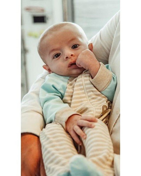 👀 What newborns can actually see? 👀

👉Very blurry vision: They don't see sharp details yet...
👉Best at close range: About 8&ndash;12 inches--roughly the distance to a caregiver's face while being held.
👉High contrast only: They respond best to b