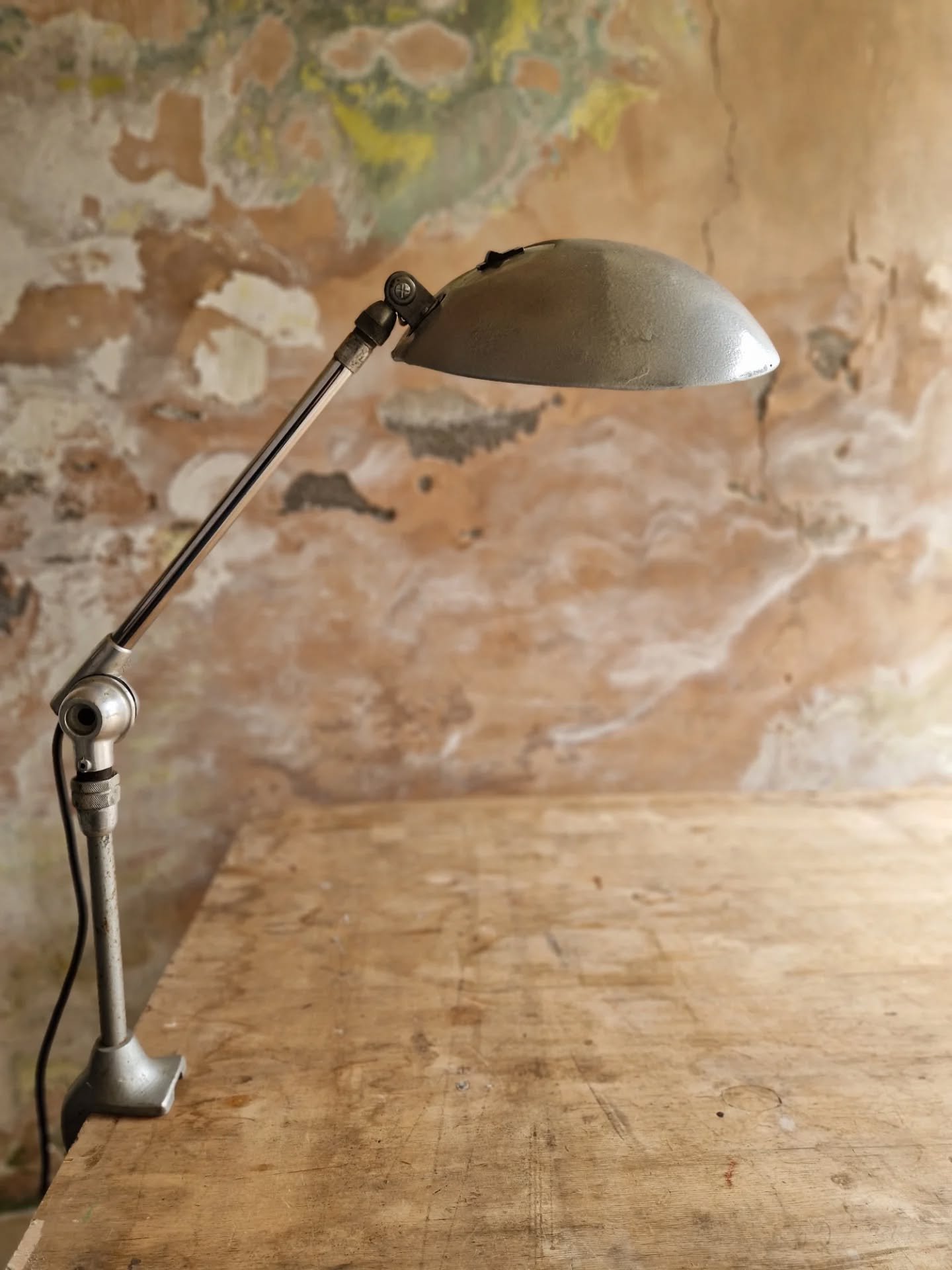 Flea market magic! ✨

We unearthed this absolute gem during our last treasure hunt in France: a stunning lamp by the iconic Ferdinand Solere
There's something truly special about finding a piece with such history and design pedigree in an unexpected 