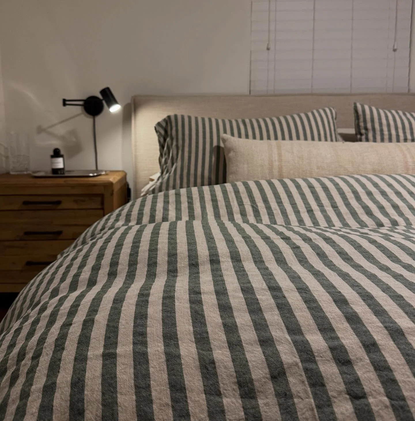 Spotted: Stripes with an agenda.
This isn&rsquo;t your sweet little cottagecore moment&mdash; @pigletinbed just made linen subversive. Tailored, tonal, and quietly taking over every well-dressed room.

Stripped bedding: the trend that crept in soft a