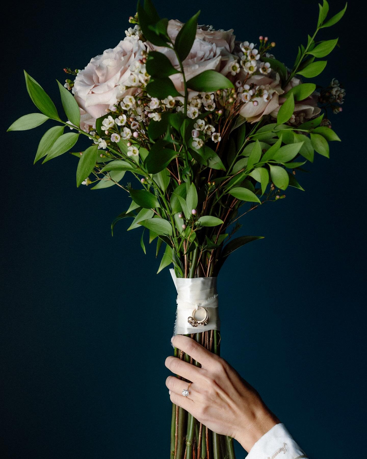 Calm before the fabulous storm✨

PRO TIP: Bring a diffuser with your signature scent and blast the playlist that makes you feel like the main character&mdash;because you are. The energy? Immaculate. And trust me, your photos will thank you. 💄💍
#Wed