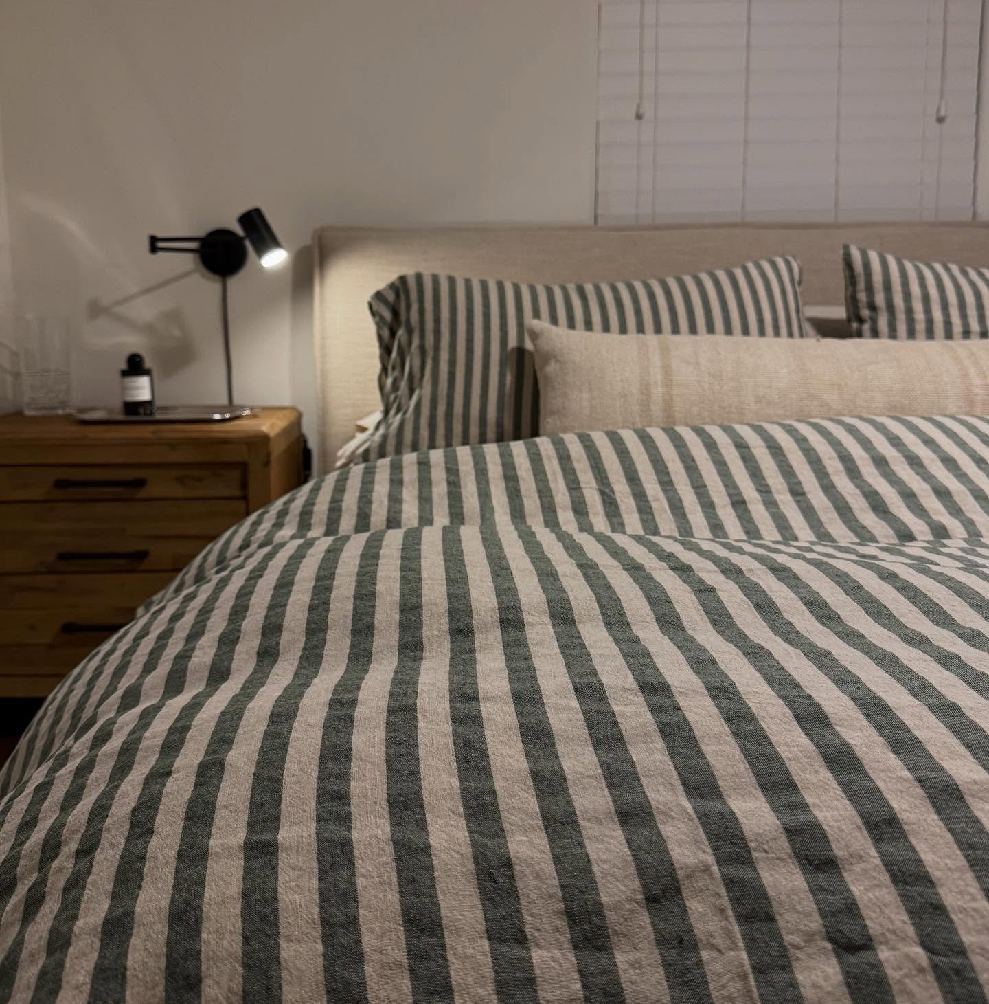 Spotted: Stripes with an agenda.
This isn&rsquo;t your sweet little cottagecore moment&mdash; @pigletinbed just made linen subversive. Tailored, tonal, and quietly taking over every well-dressed room.

Stripped bedding: the trend that crept in soft a