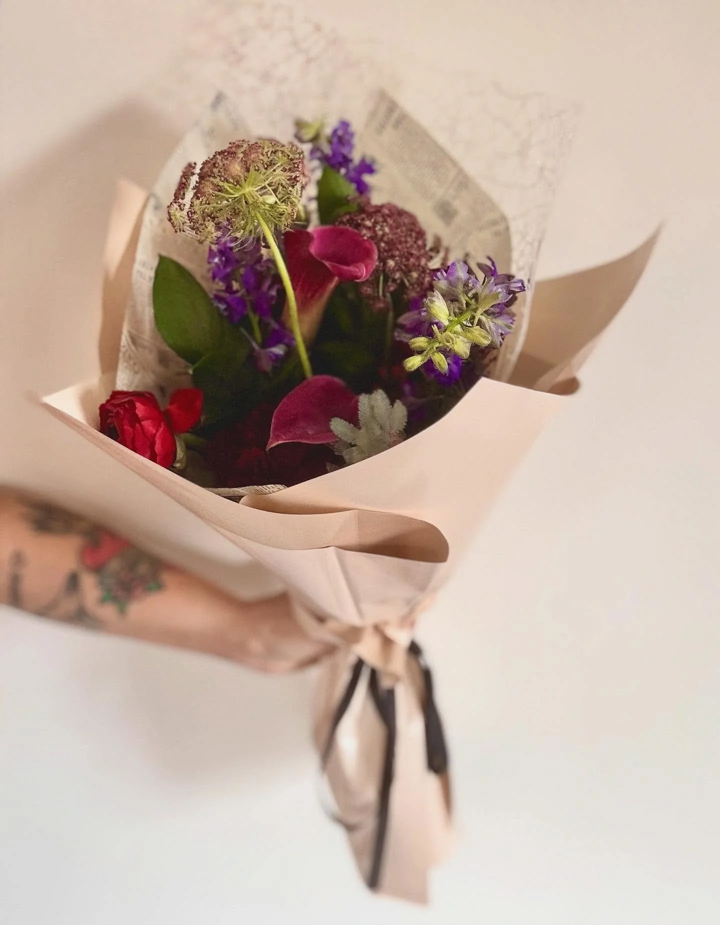 Last Monday of September, let&rsquo;s make her a little moody! 

#evangelineandco #moody #monday #thisiscleveland #wrappedbouquet #bouquet