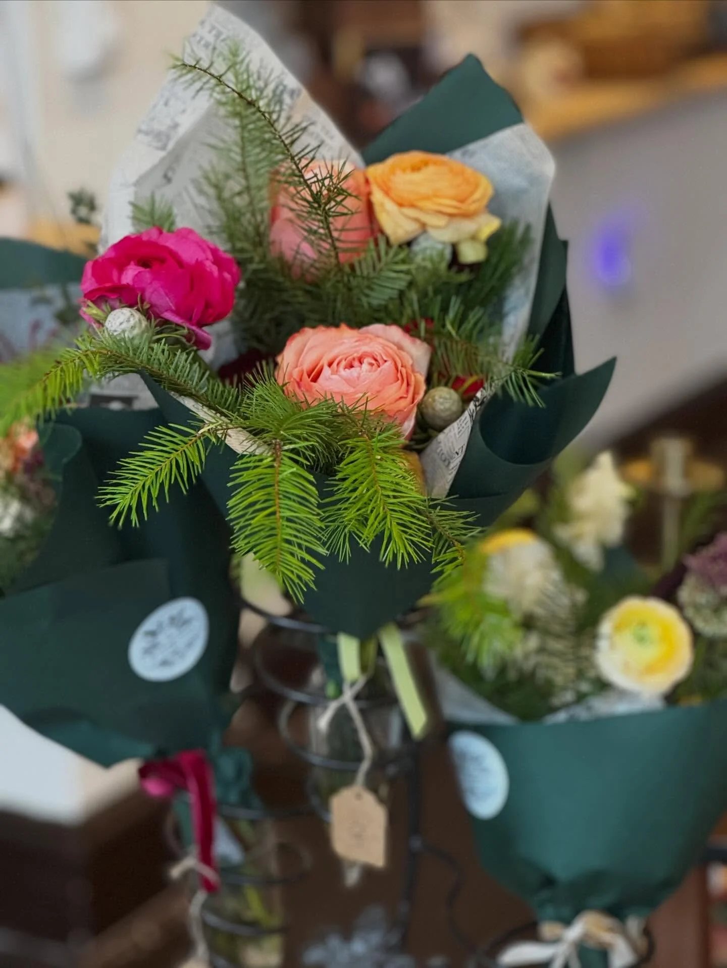Just a reminder that while there is no flower bar this weekend, we&rsquo;ve got bouquets ready to go!

#evangelineandco #wrappedbouquets #grabando #flowers #ohiocity