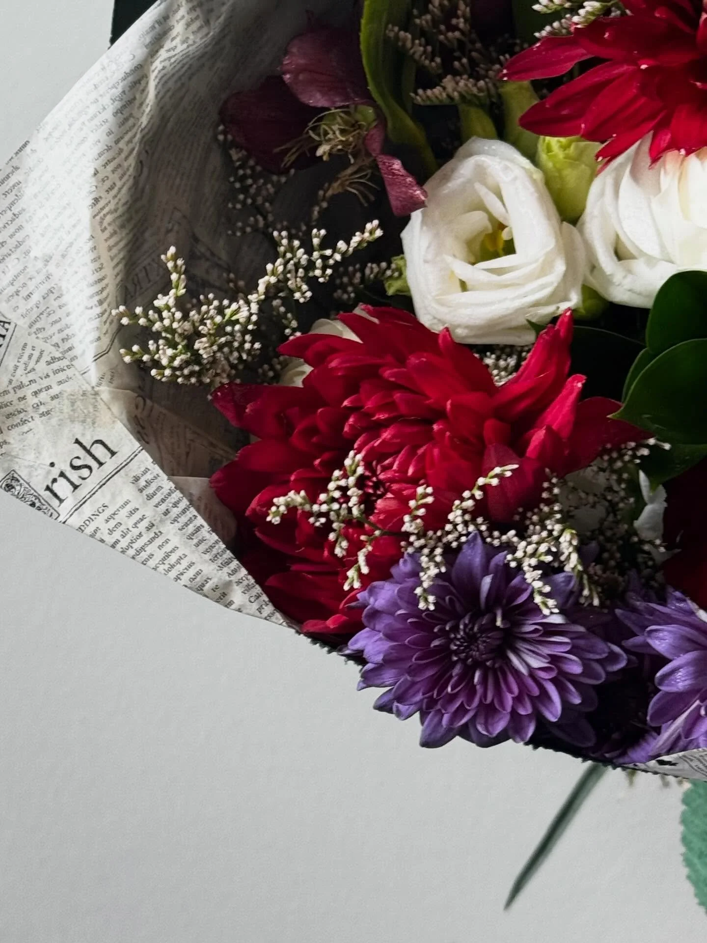 Here &lsquo;til 6 today 💐 feeling refreshed and very ready for flowers.

#evangelineandco #clevelandflorist #flowerbar #wrappedbouquet #ohiocity