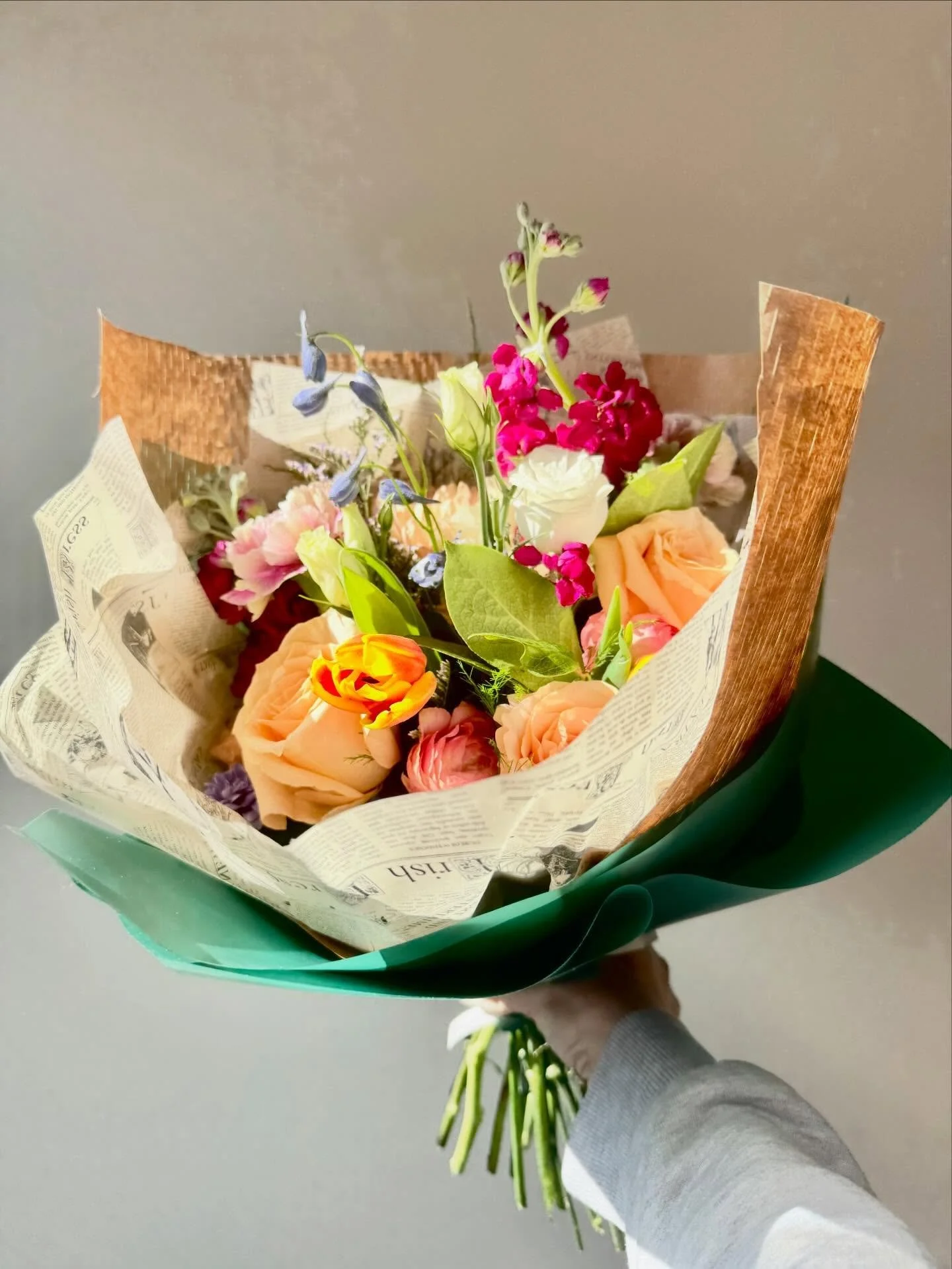 The snow is back (bummer), so here&rsquo;s a little sunshine for you! 

#evangelineandco #cleveland #flowershop #wrappedbouquet #flowerstagram