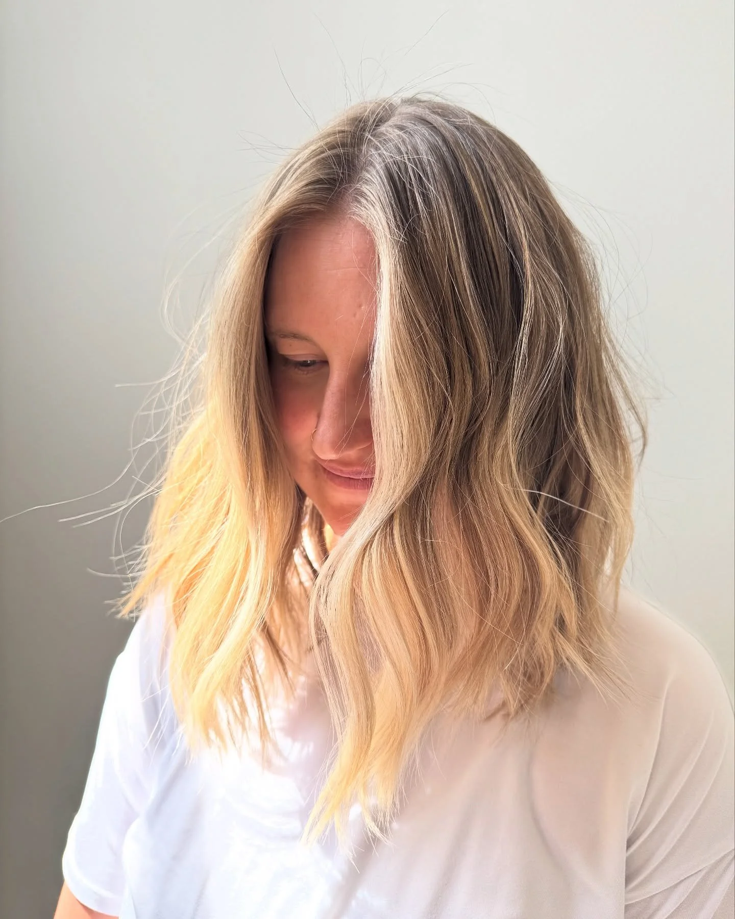 When it comes to blonding, It&rsquo;s not about being the blondest of blonde or the Ashiest of them all. It&rsquo;s about what tone suits your complexion and best against your natural hair. 
Natural placement, soft grow out is my goal always. 🤍
.
.
