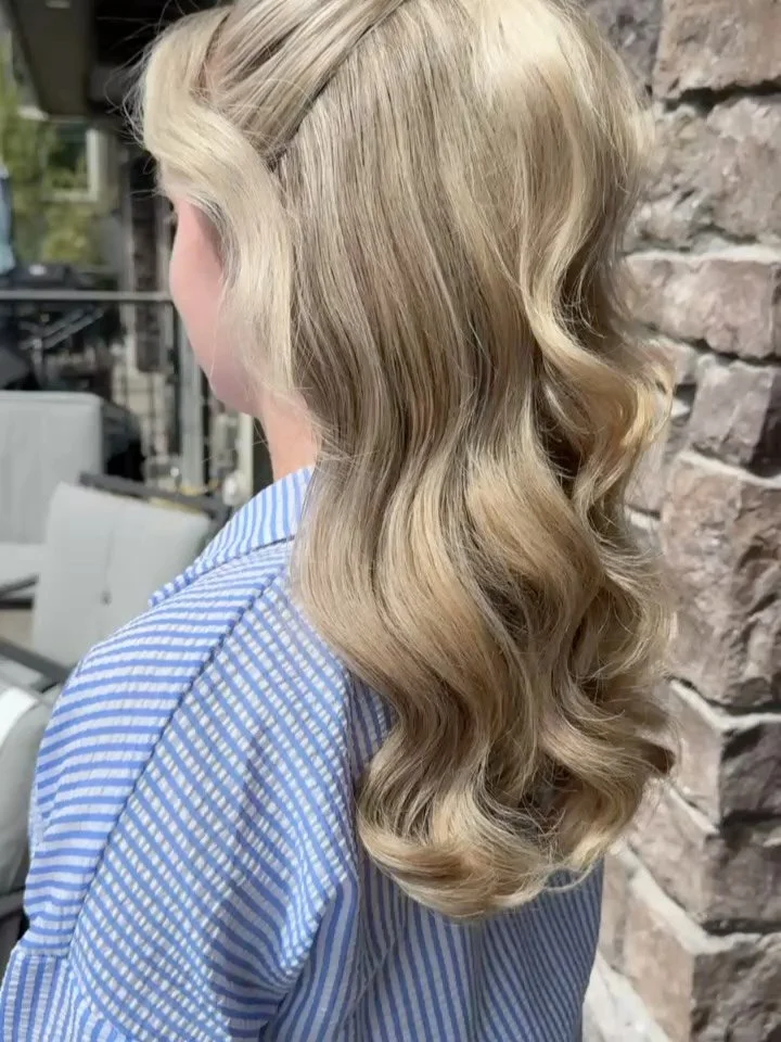 Here&rsquo;s what to ask to get this look &mdash; natural polished half up &amp; fluffy waves + face framing. Save it for your hair inspo 🙂&zwj;↕️🤍