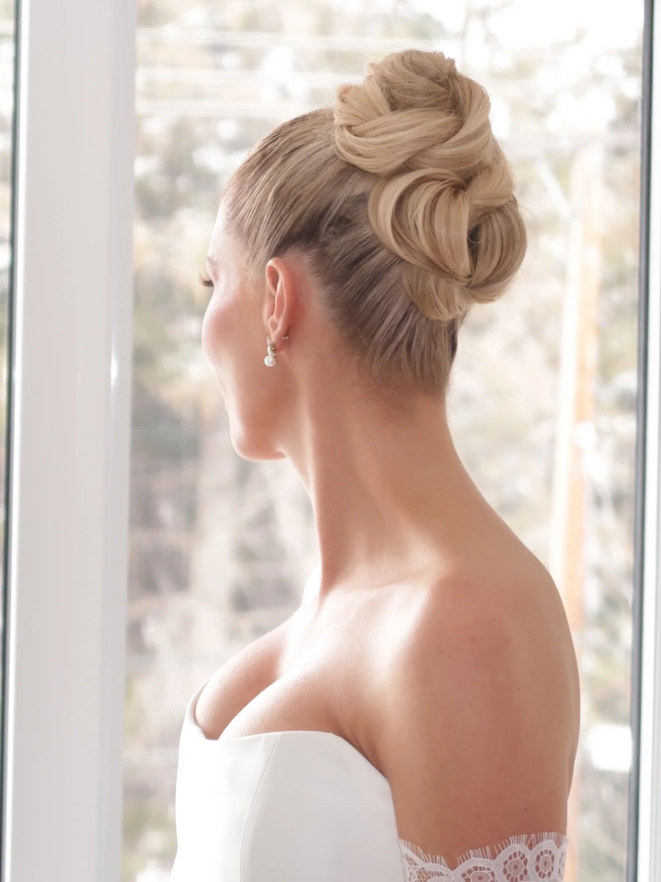 Chic bridal updo

Where fashion meets bridal will always have my heart.

Every look is a collaboration. Not about copying a photo, but shaping your vision, your features, your dress, your energy into something that feels like the most elevated versio
