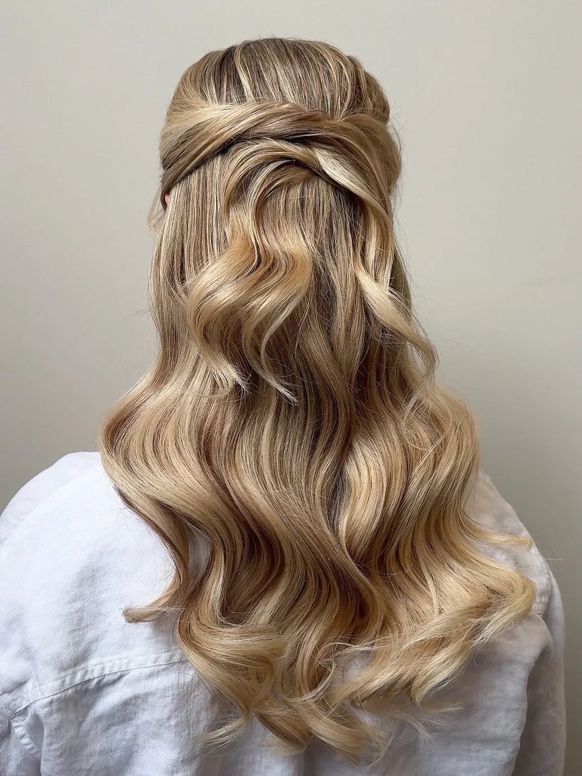 Half up, half down with soft waves 🤍

If this is your bridal hair vision, there are 3 things I always prep my brides for before the trial/big day: length, color, and density.

Length
Curls will bounce up more than you think, usually about 1&ndash;2 