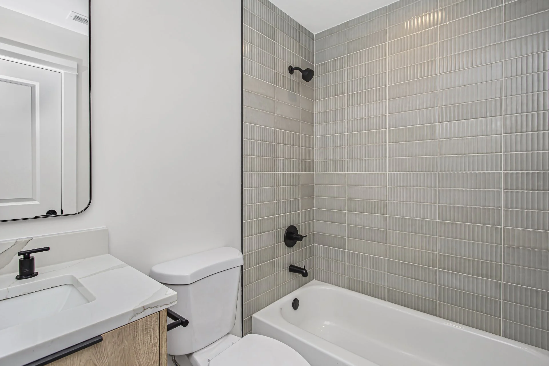 016_hdr_v493217_1bathroom1.jpg