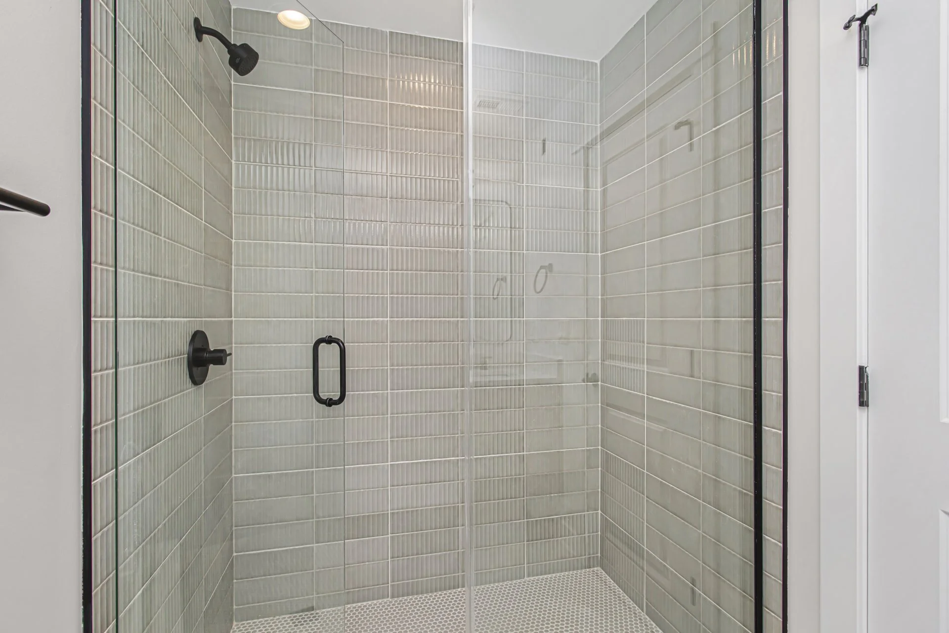 017_hdr_v493219_1bathroom2.jpg