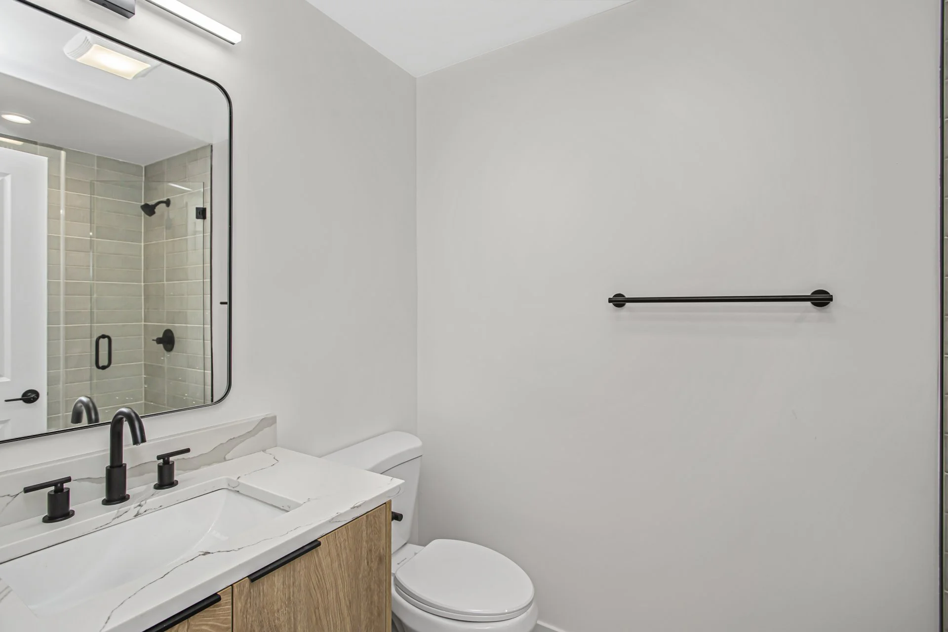 016_hdr_v493219_1bathroom1.jpg