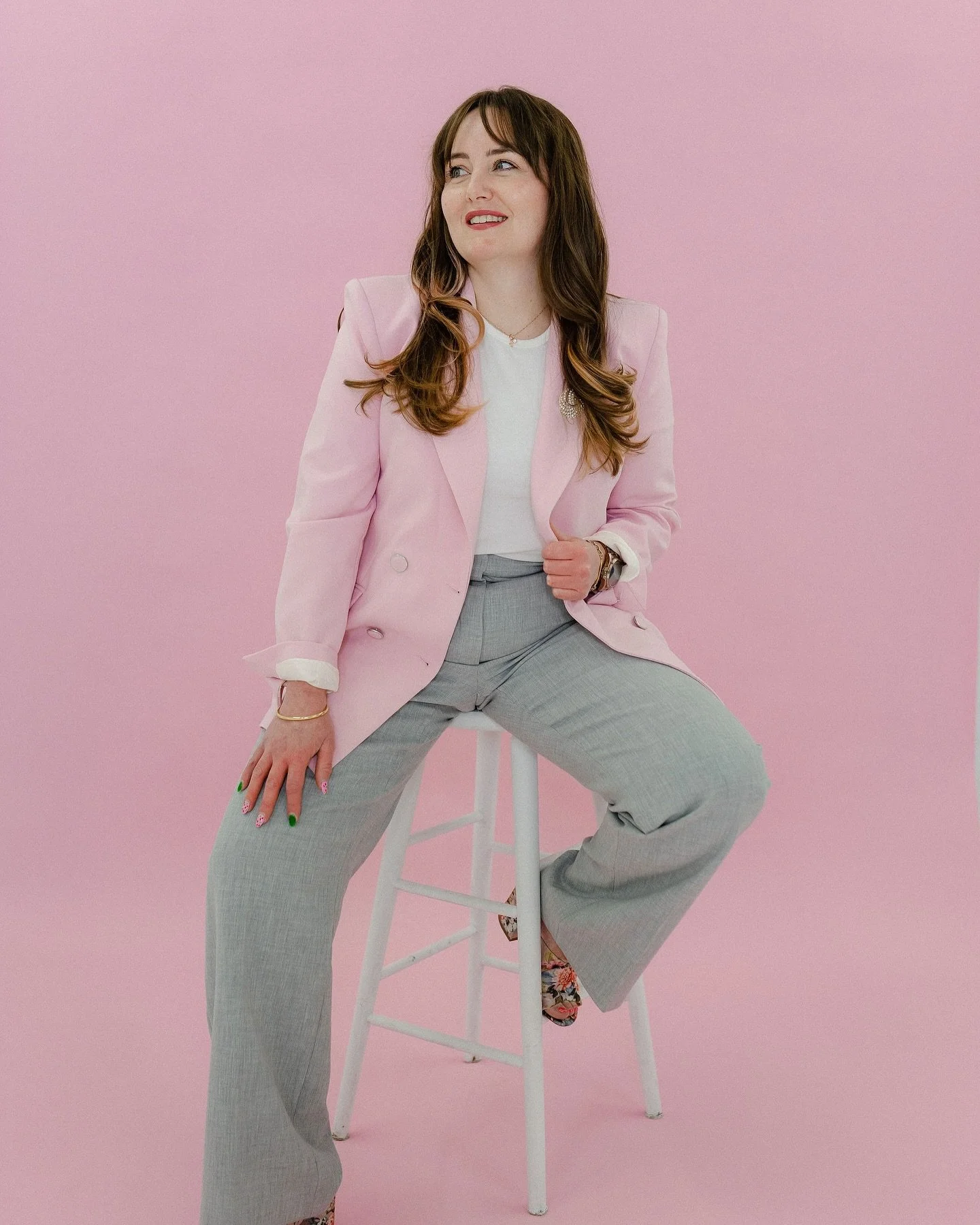 New brand photos are in&mdash;and I couldn&rsquo;t be more grateful to viviangracephotography for the most relaxed, confidence-boosting shoot I&rsquo;ve ever had! 

We had snacks, music, and so many laughs&mdash;it honestly felt more like hanging out