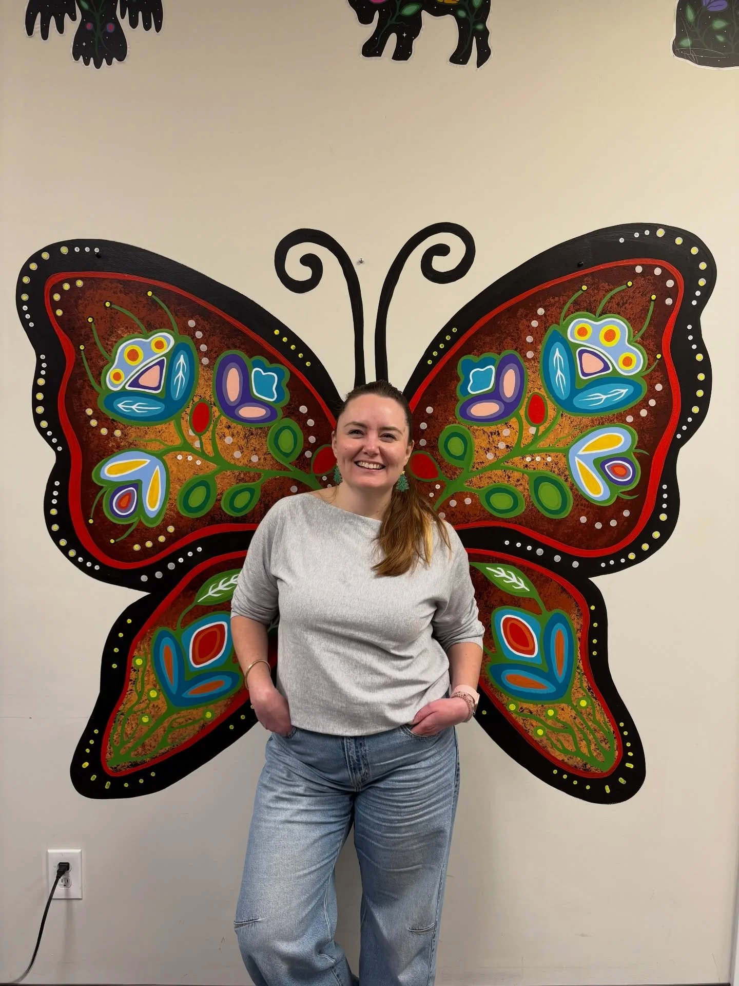 Throw back to before Christmas when the @indigenous.tourism.mb team invited me to join them at their holiday party at @artbyjackietraverse &lsquo;s studio. This was such a blast and the finished pieces are so beautiful and on display at the ITM offic