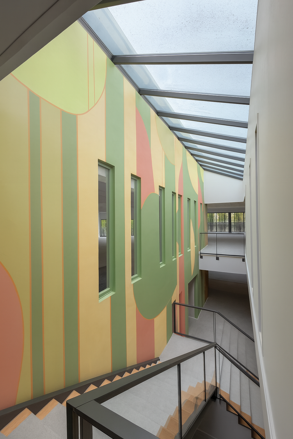 Projet Operia – Bagan Reim
Réalisation d’un habillage mural monumental (13m x 8m) en style papier peint, conçu sur mesure pour le hall d’accueil. Conception graphique : Studio Spark Design
Impression & pose : Comatef
Maîtrise d’ouvrage : Bagan Reim
C