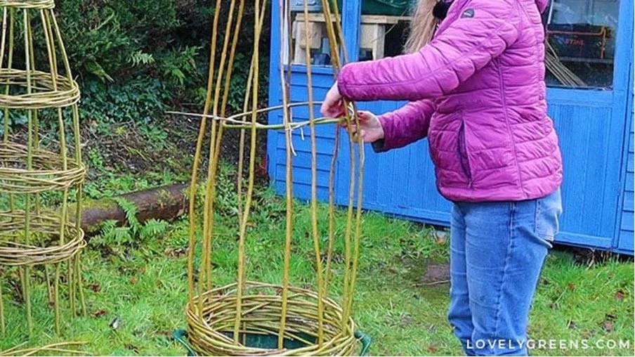 Step 4:  Creating the Round Template

You’ll need to create at least one more band to give the structure stability, if you push down on the obelisk from the top, you’ll see that the structure bows out above the first band. That means that the structu