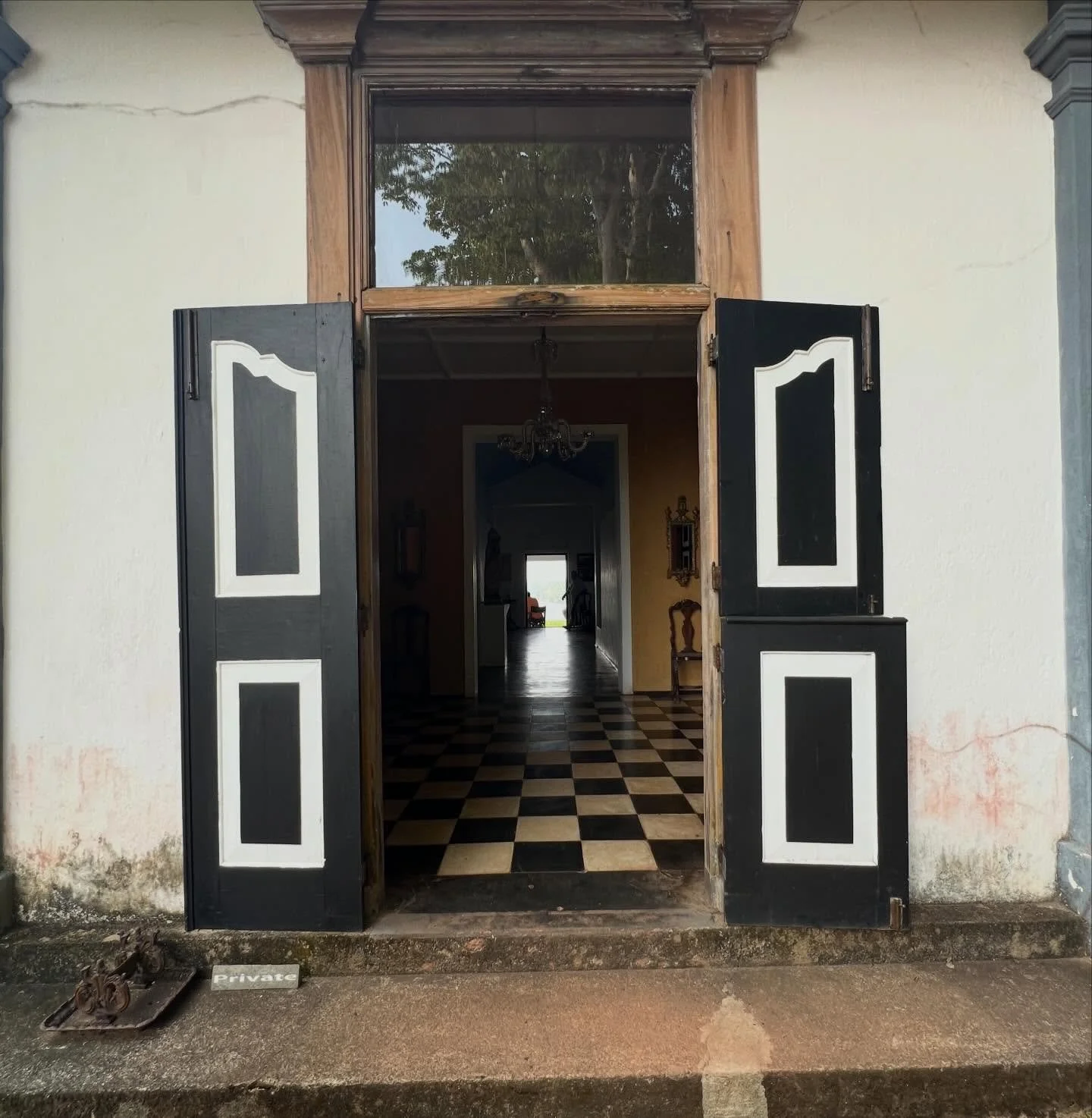 Geoffrey Bawa architect of Sri Lanka also loved black &amp; white. This is his country property #lunugangageoffreybawacountryestate