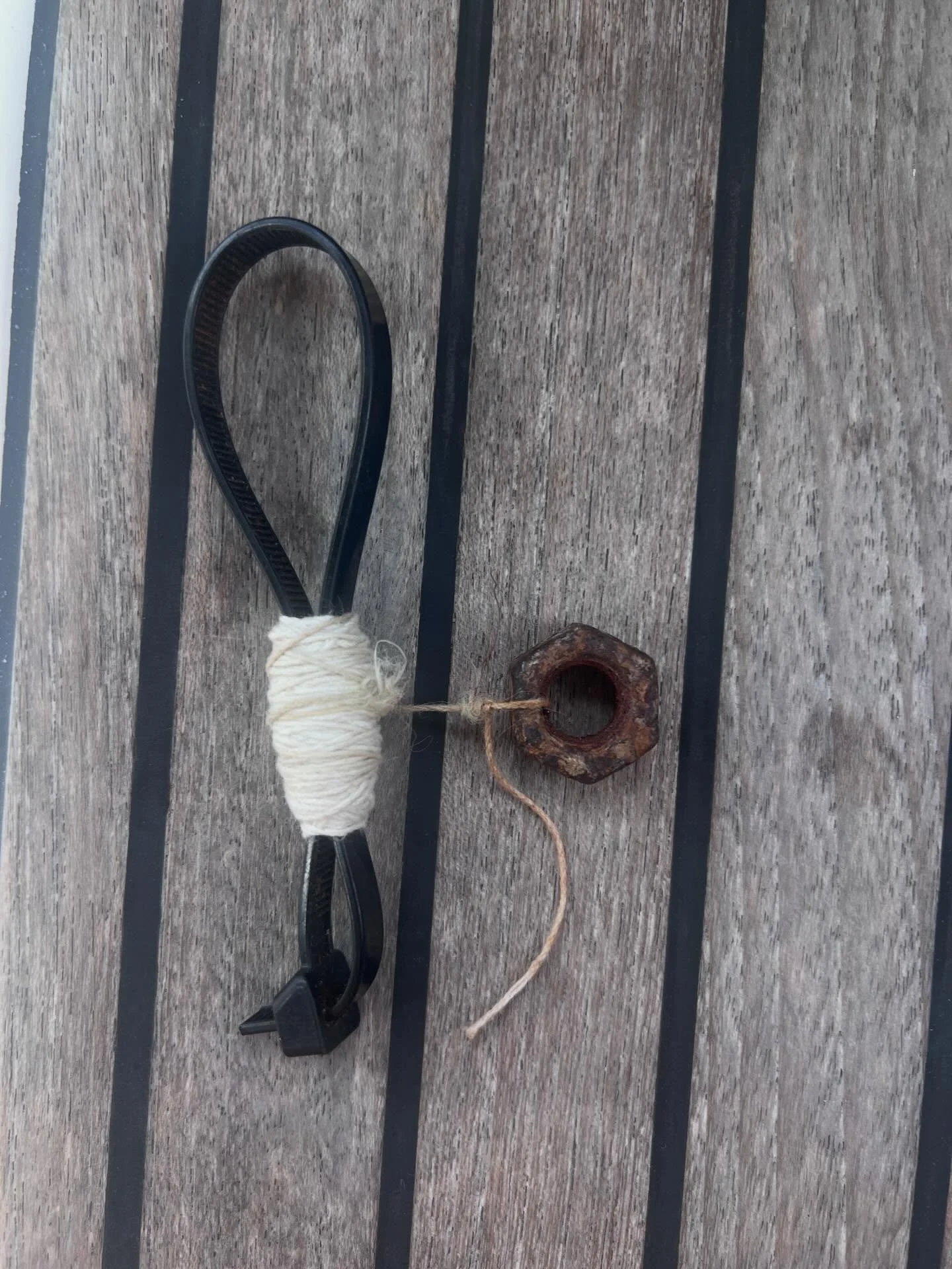 Old school analogue depth sounder. Knots at 1 metre. Weight on the bottom of string. Really all we need is something made out of Nothing #analogue #lowfi #howlongisapieceofstring