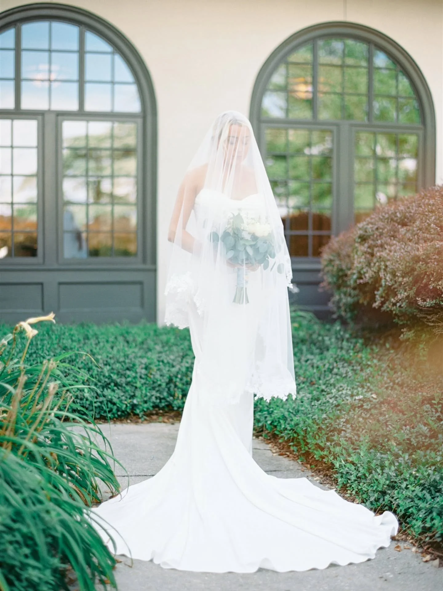 The soft drape of Audrey&rsquo;s veil, the clean lines of her gown, and the classic beauty of Gettysvue as the backdrop. Bridesmaids by her side, bouquets in hand, and a day filled with quiet elegance.

Venue, decor, coordination, catering: @gettysvu