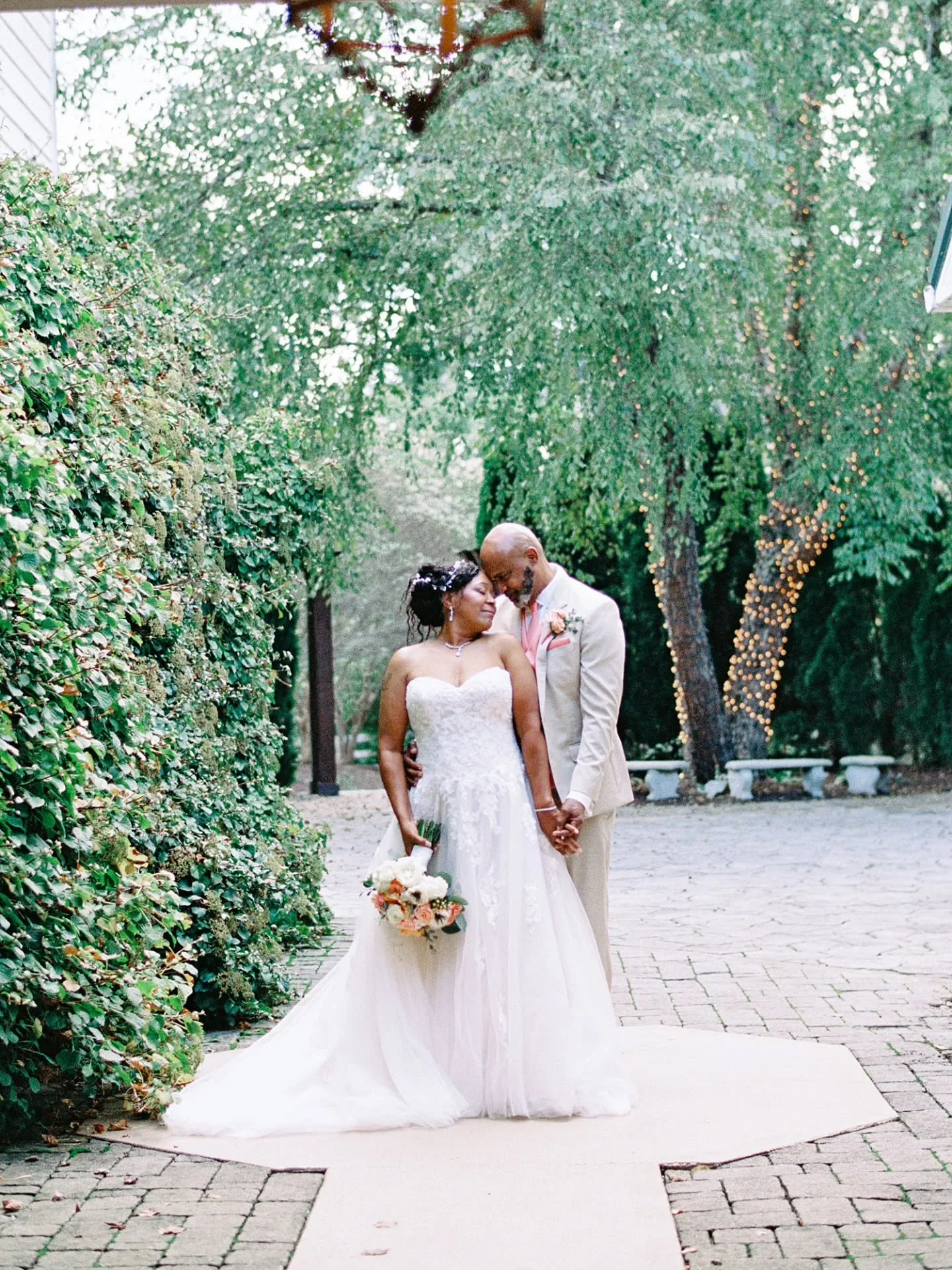 There&rsquo;s something timeless about quiet joy &mdash; the kind that shows up in the way two people laugh together, hold hands, and soak in every moment.
Ramona &amp; Roderick&rsquo;s wedding day in Knoxville was filled with that kind of magic &mda