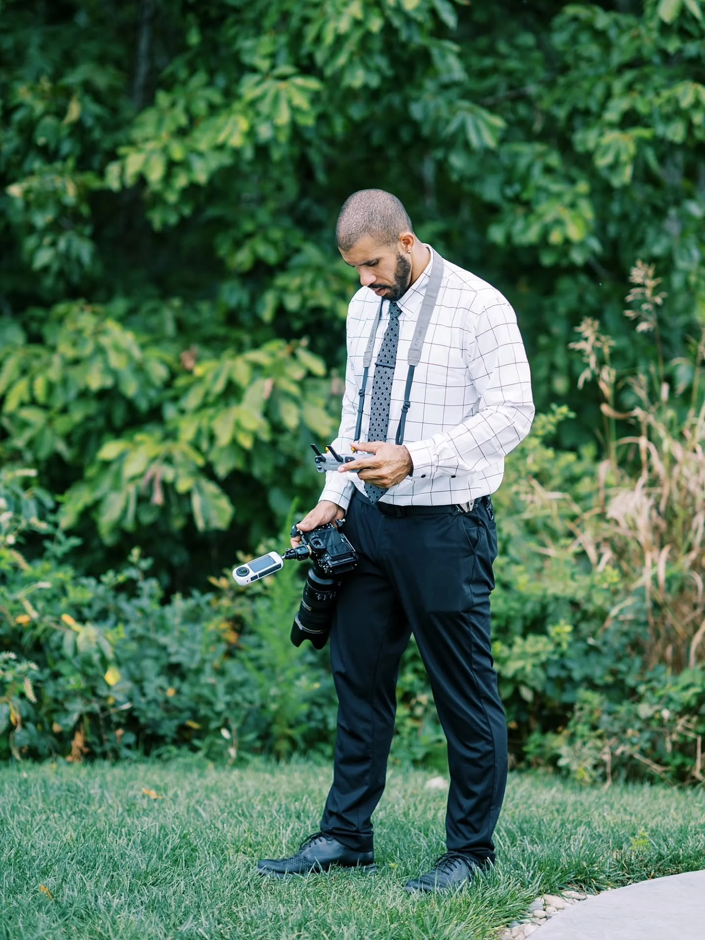 Remember when photographers just&hellip; took photos? 😂
Now I&rsquo;m out here like a one-man tech department: main camera, 360 cam strapped on top, drone monitor in one hand, phone buzzing in my pocket, and probably a memory card from 2017 still hi