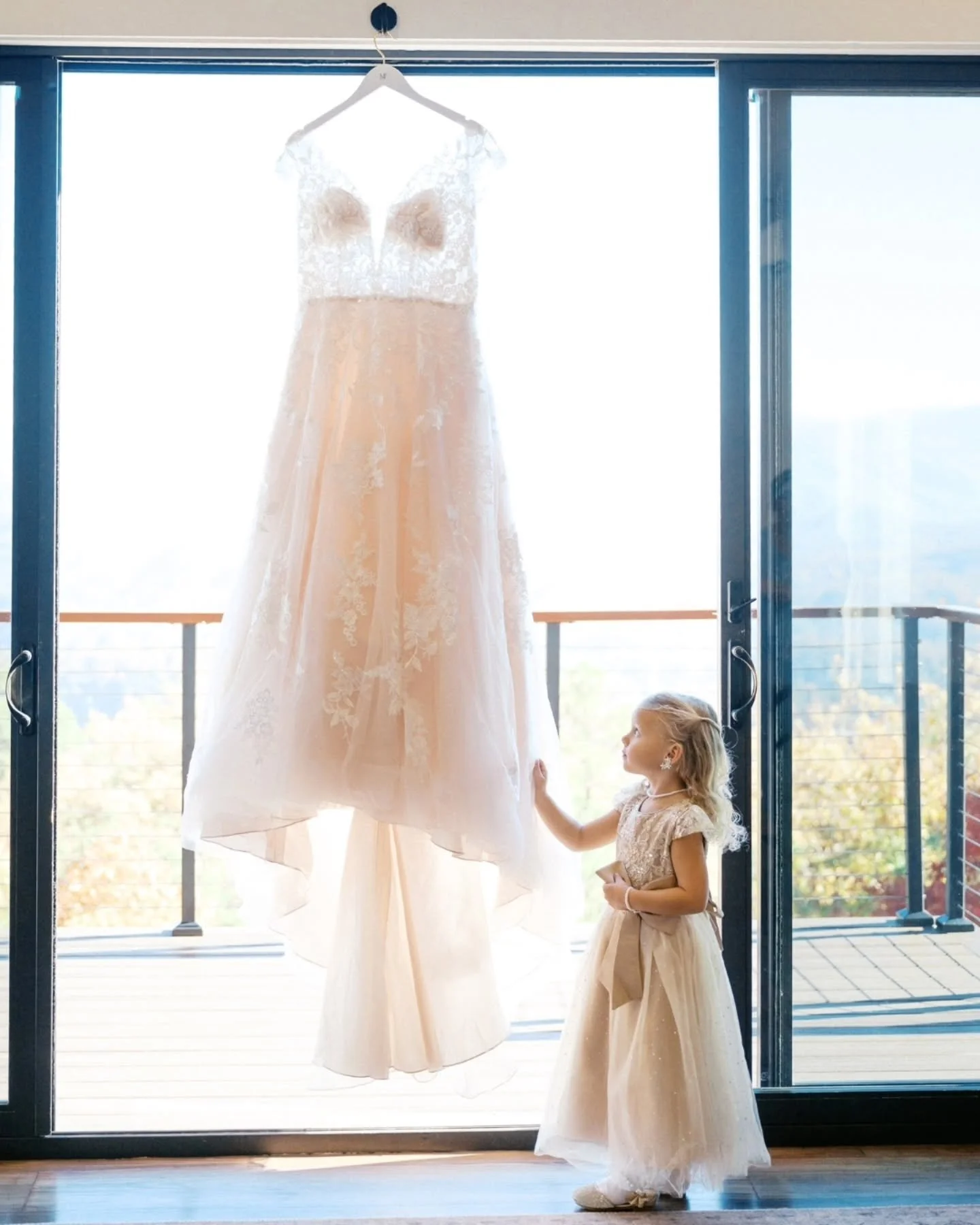 Note to self: if you&rsquo;re getting married during peak Smoky Mountain color, expect three things &mdash; insane views, crunchy leaves, and tons of ladybugs.
Luckily Lindsey + Andrew came with a hype bridal party and a groom trained to handle emerg