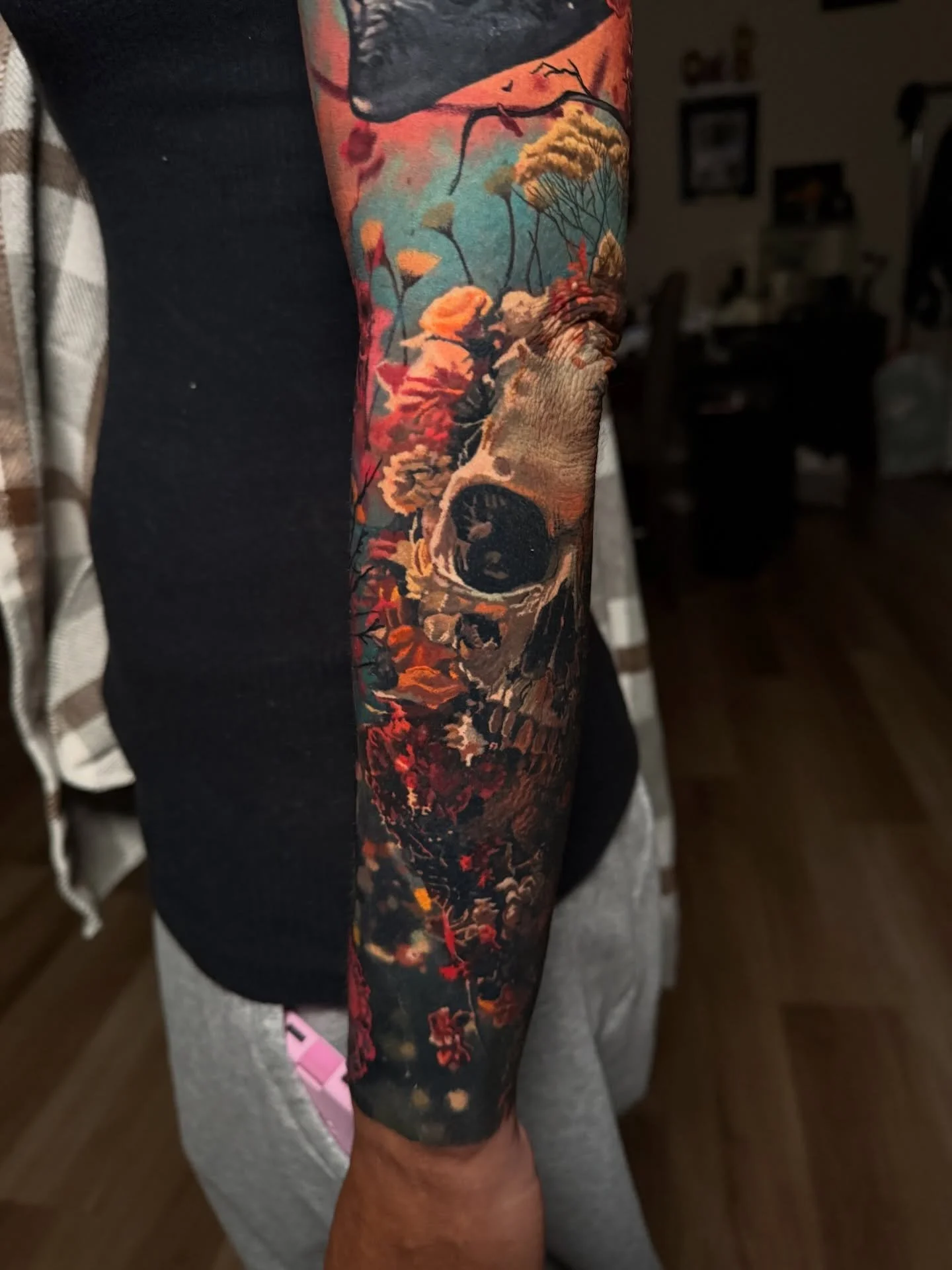 Fully healed cover up for Amanda! 
Swipe to the end to see what we covered up! 

I love doing these tattoos. For Amanda, she wore long sleeves for so long because of how much she didn&rsquo;t like these tattoos on her arm, and knowing that she felt t