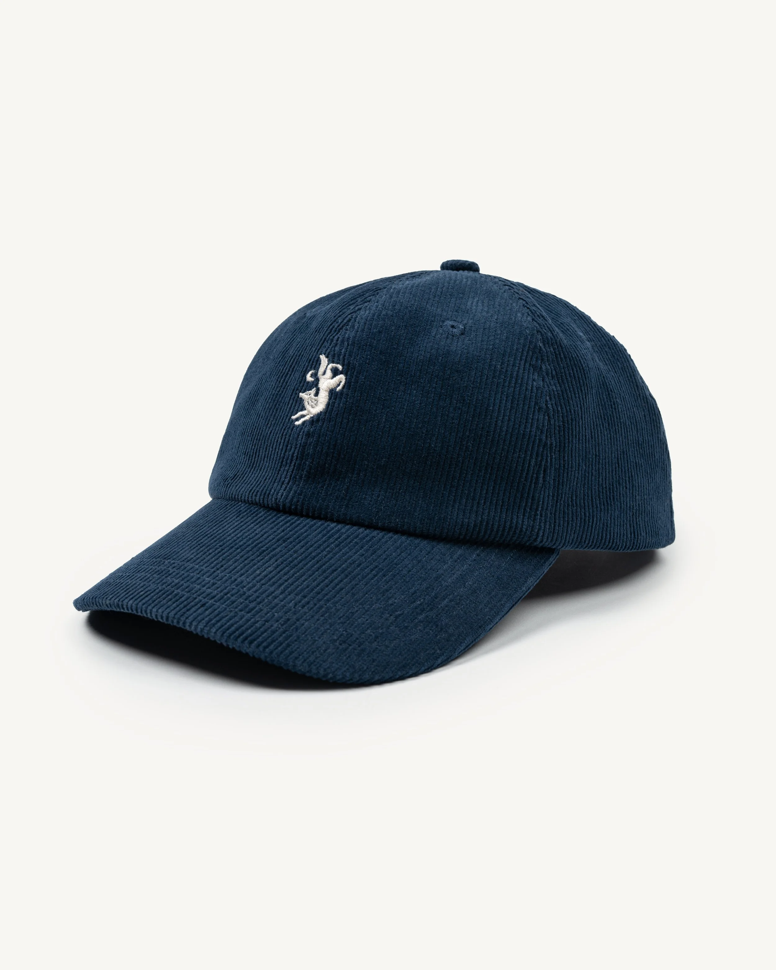 Ein dunkler Baseballcap mit weißem Löwenlogo auf der Vorderseite, auf einem weißen Hintergrund.