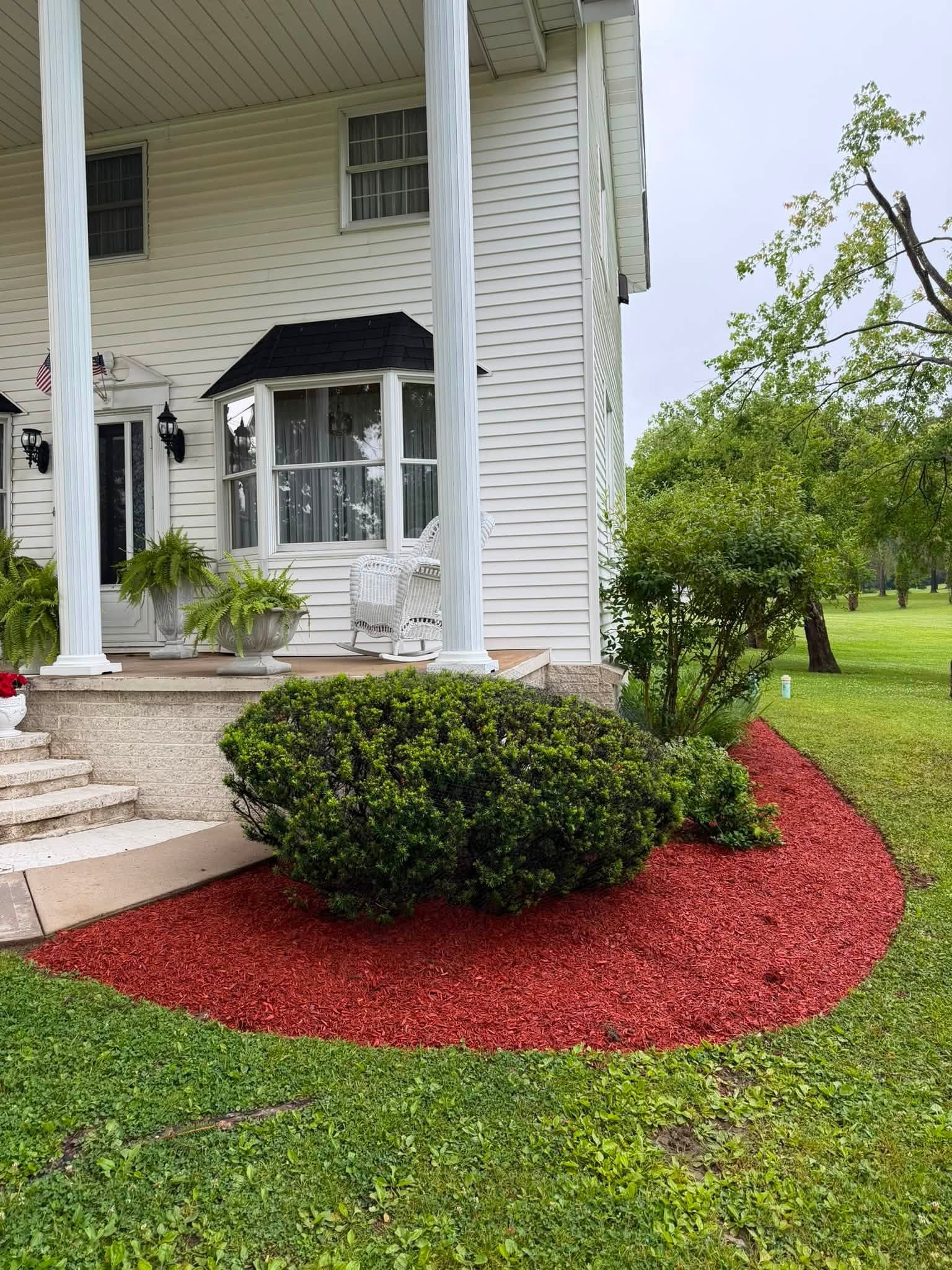 crisp edges and red mulch.jpg
