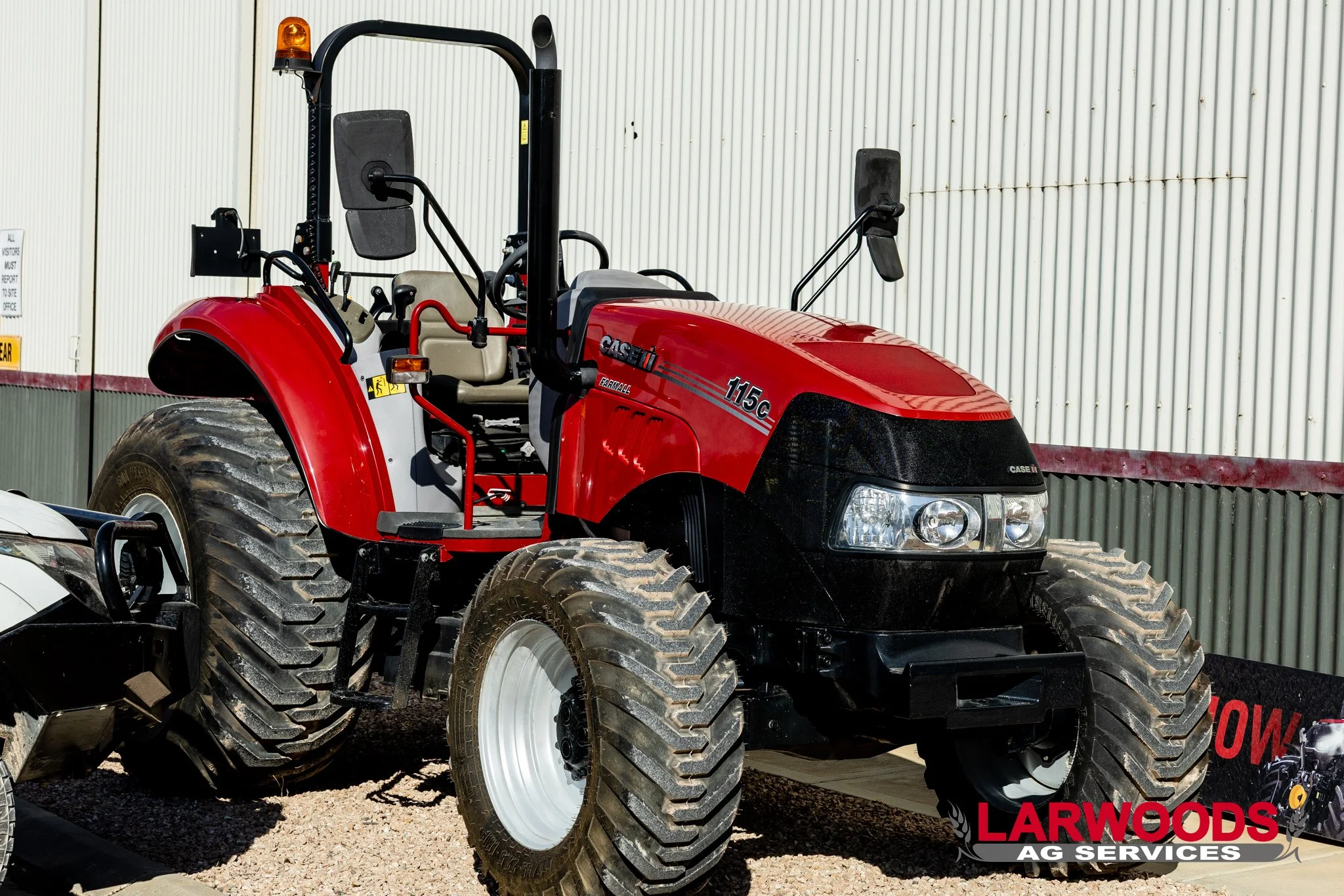 CASE IH FARMALL 115C-02.jpg