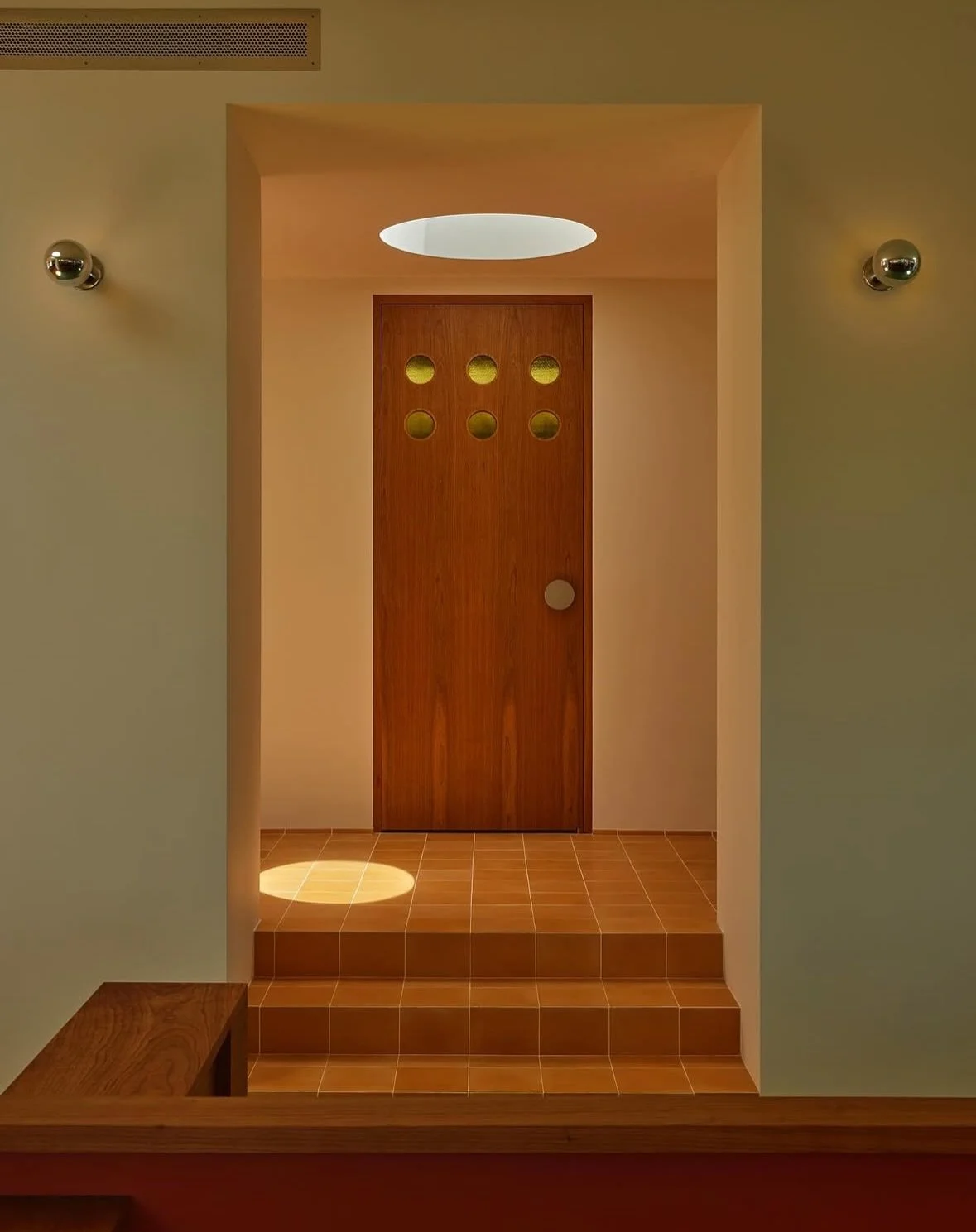 The warmest, coziest MCM home &mdash; but make it a contemporary office space by @22re_22re. I&rsquo;d never call in sick. 

Photos by @yoshihiromakino 

#interiordesign #mcm #ate