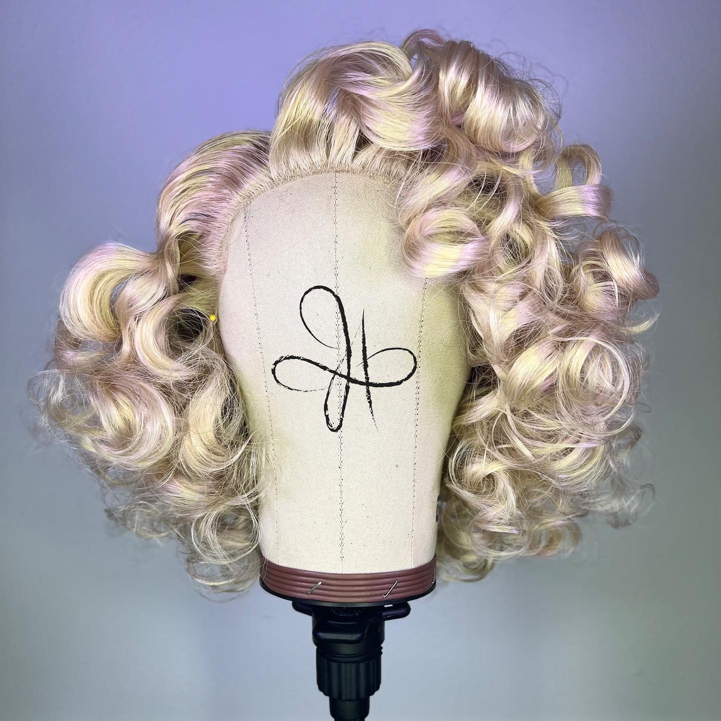 Spring time brings the curls in! Check out this vintage inspired synthetic style done by me @thejacquelinehyde at @jacquelinehydebeauty 
.
While I am not taking commissions I am only making wigs with inspirations that will be sold in my salon and sit