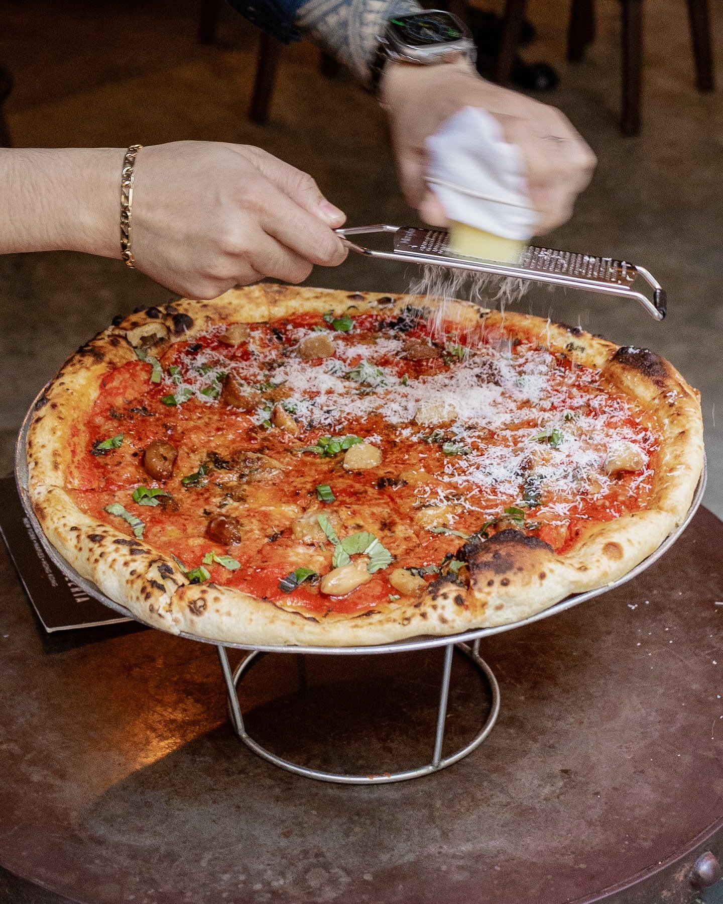 Our Red Pie might look straightforward, but the real ones know.
Hand-stretched dough, FINI&rsquo;S Red sauce, house dried oregano, slow cooked garlic with Parmesan then into our pizza oven for that perfect crisp. Out it comes with extra virgin olive 