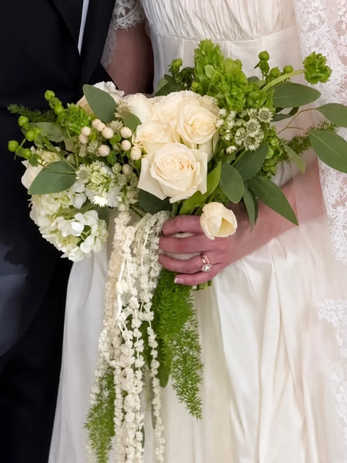 Simple colors- stunning design. 
#bridalbouquet