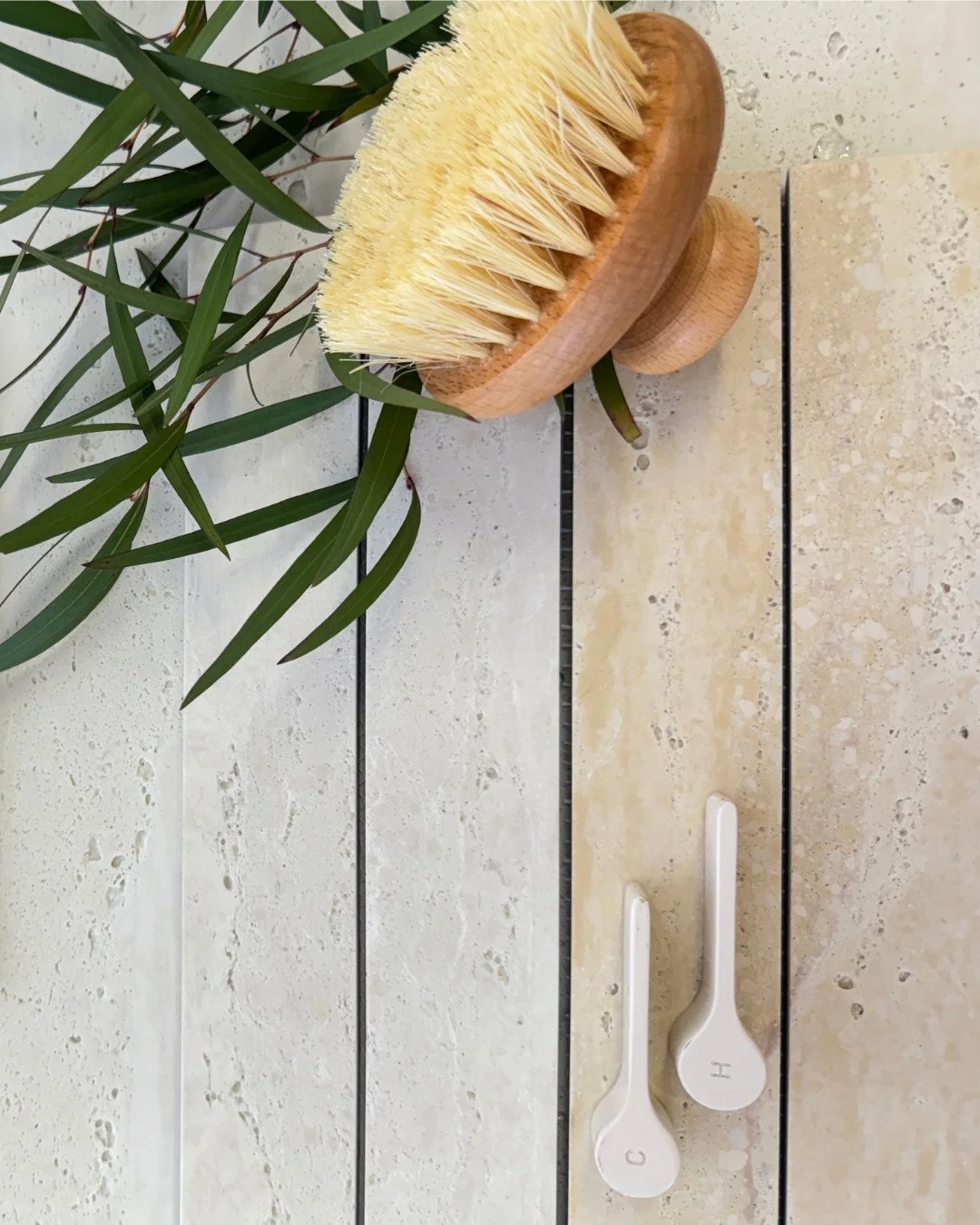 A warmer expression of natural travertine, brought into finer detail.⁠
⁠
Travertine Classico Linea Honey captures the organic beauty of travertine through soft linear movement, delicate surface pitting and warm, earthy tones.⁠
⁠
Its slender proportio