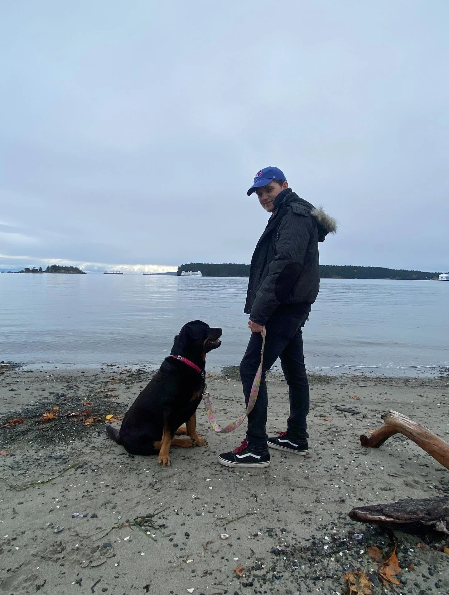 Two cuties!! 😍

A peaceful morning by the water with two loyal companions 🧡

#nanaimo #petcare #furryfriends #nanaimopetcare #petsitting #inhomepetcare #pawsandcuddles #petservices #happypets #lifewithpets #kittens #catsofinstagram #puppies #dogsof