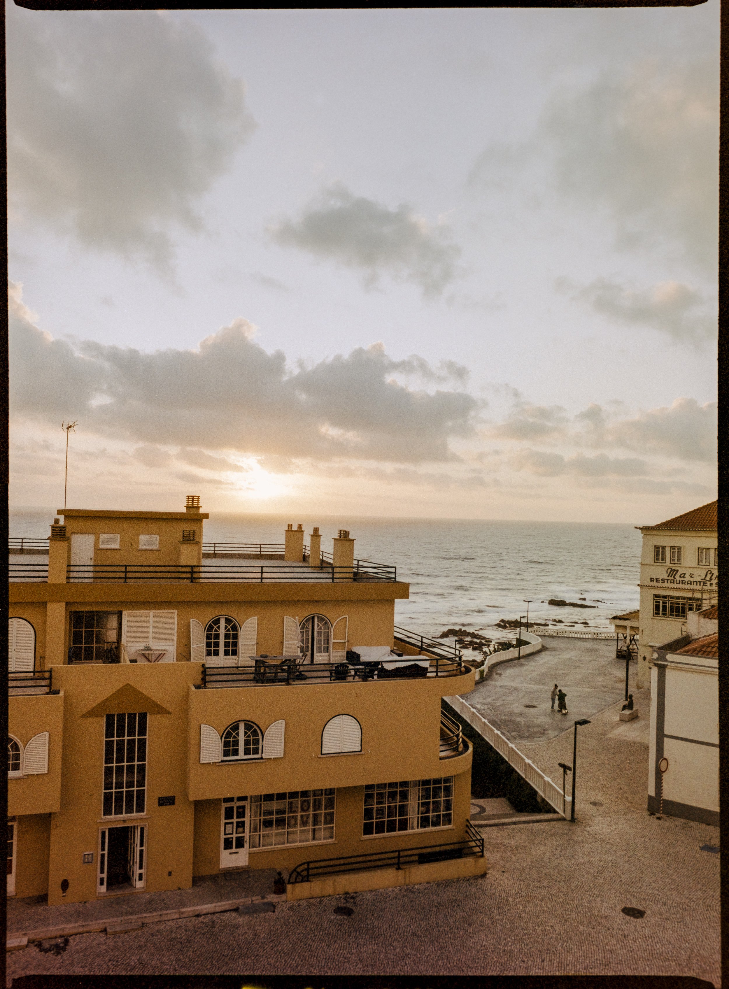 2024062324_Portugal2024_Santa Cruz_Mamiya645ProTL_Lomo Metropolis 4003426-Pano-positive.jpg